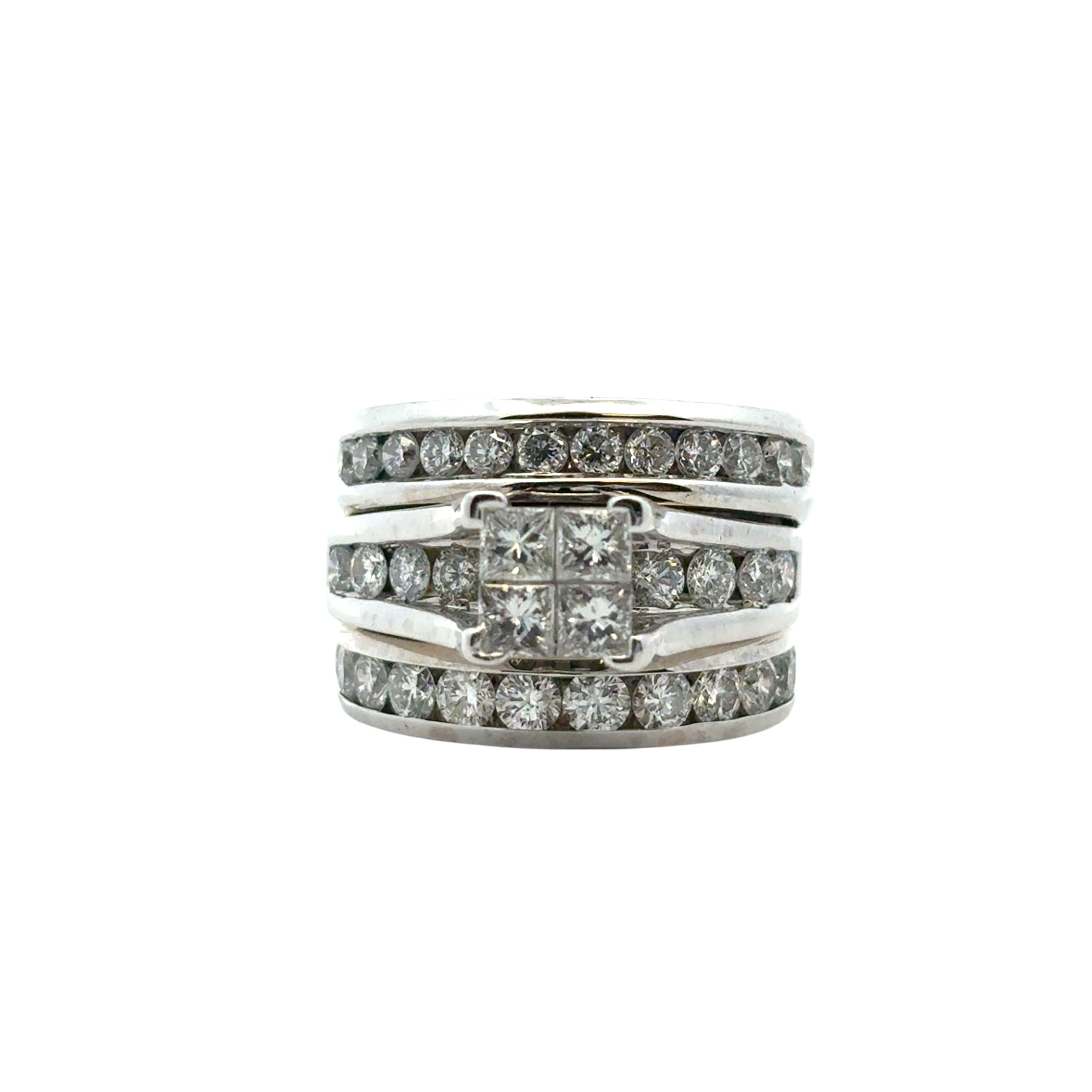 Bague en or blanc 14k à 3 rangs de diamants en vente 1
