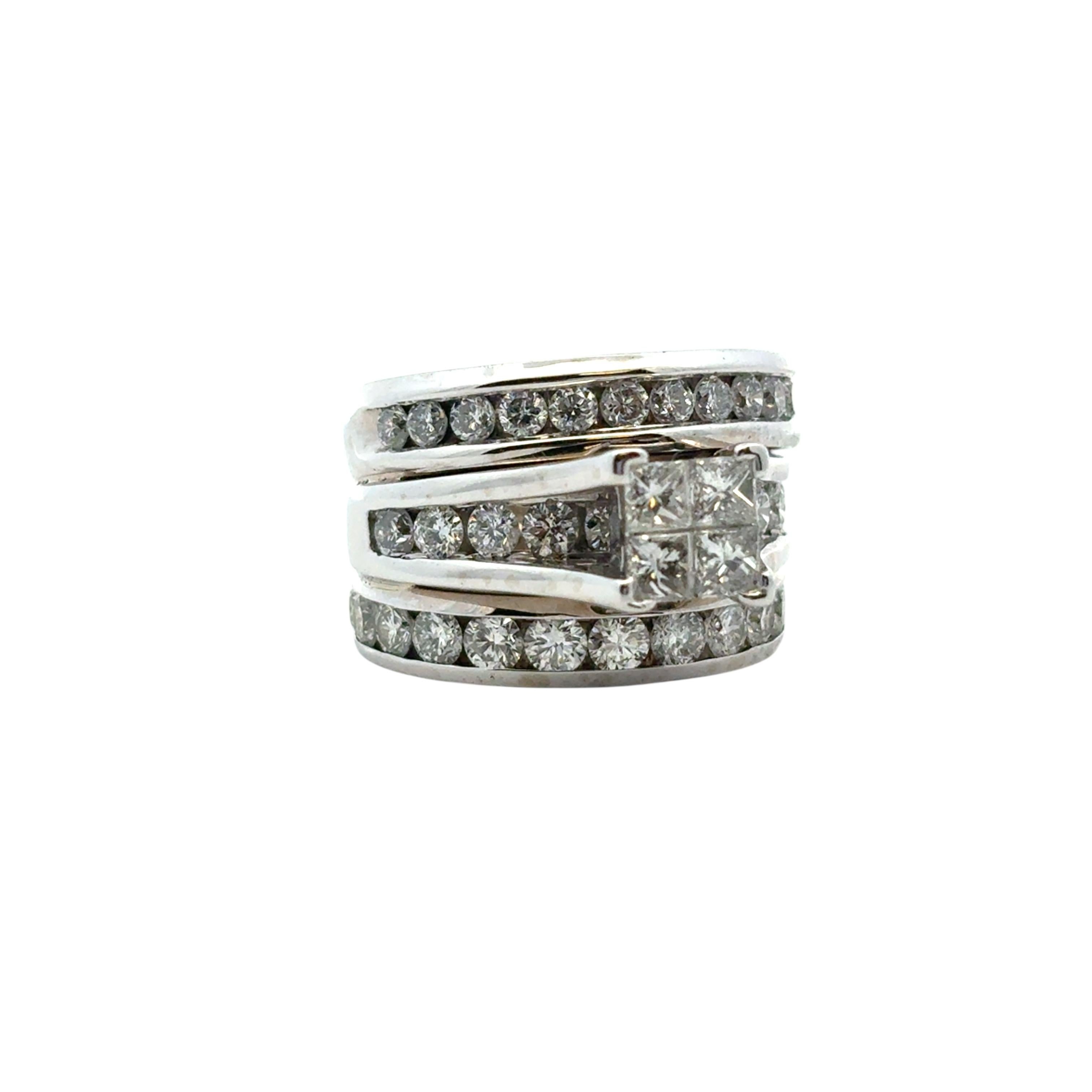 Bague en or blanc 14k à 3 rangs de diamants en vente 3