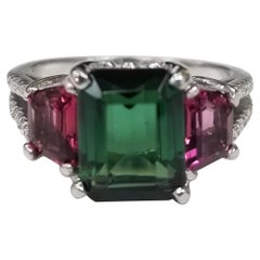 14 Karat Weißgold 3 Stein Grüner und rosa Turmalin mit geteiltem Schaft mit Diamanten