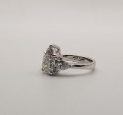 Anello con diamante a forma di pera in oro bianco 14k Peso totale 3,80 carati.