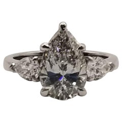 Anello con diamante a forma di pera in oro bianco 14k Peso totale 3,80 carati.