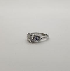 Ring aus 14-karätigem Weißgold mit drei runden Diamanten, Gesamtgewicht 4,01 Karat.