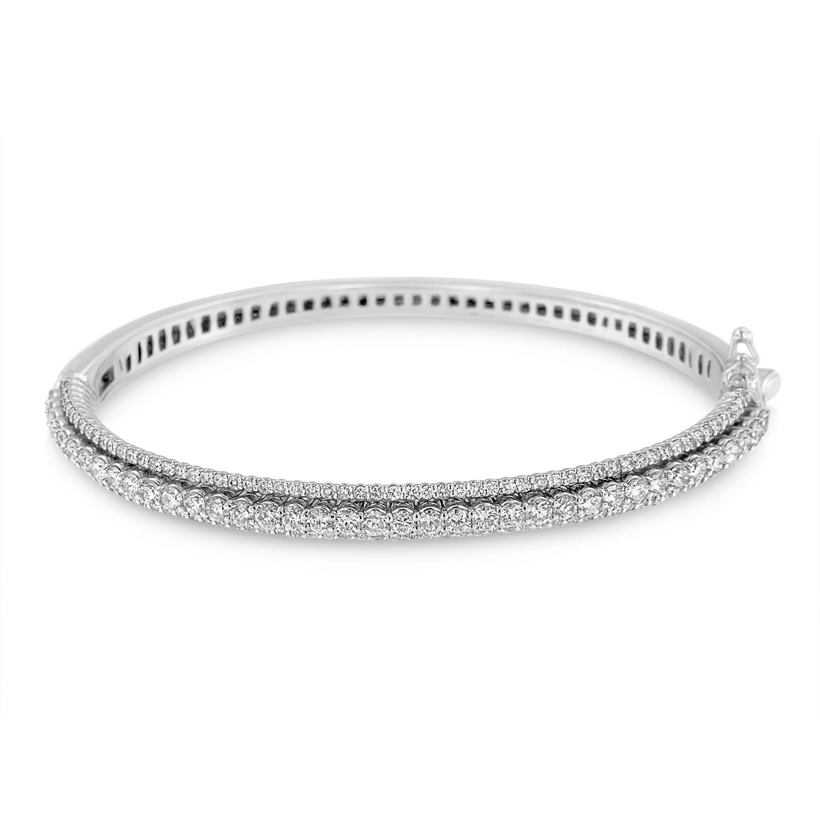 Eine Welle der Schönheit wie keine andere. Dieses mehrreihige Armband aus strahlendem Weißgold ist mit runden Diamanten in Zackenfassung besetzt und sorgt für eine funkelnde Sensation. Das Armband hat 160 natürliche, runde Diamanten. Jeder Stein