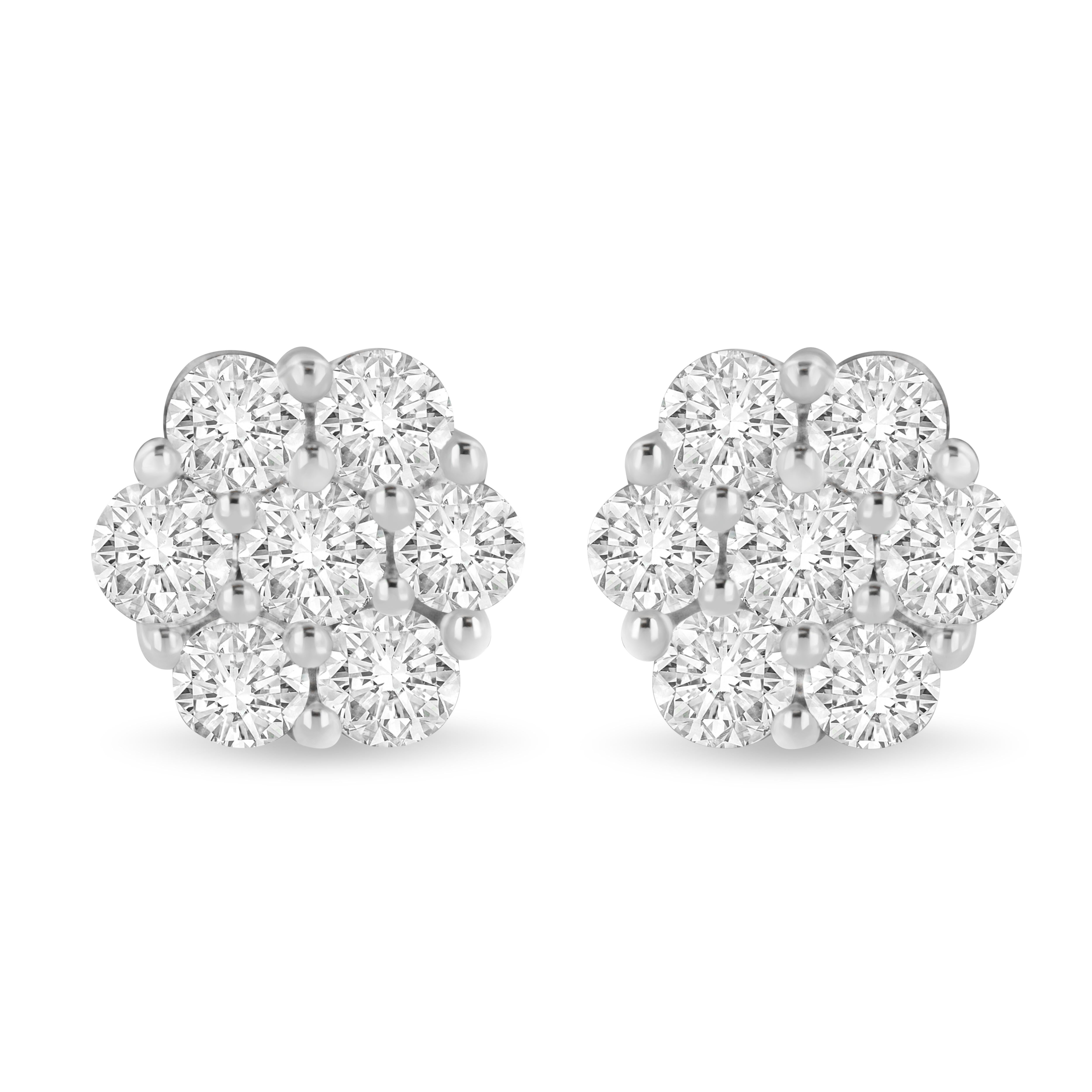 Ces magnifiques boucles d'oreilles à motif floral sont composées de 7 diamants naturels de taille ronde chacune. Conçues en or blanc 14 carats, ces boucles d'oreilles présentent un poids total de diamants impressionnant de 3 ct. Cette pièce est