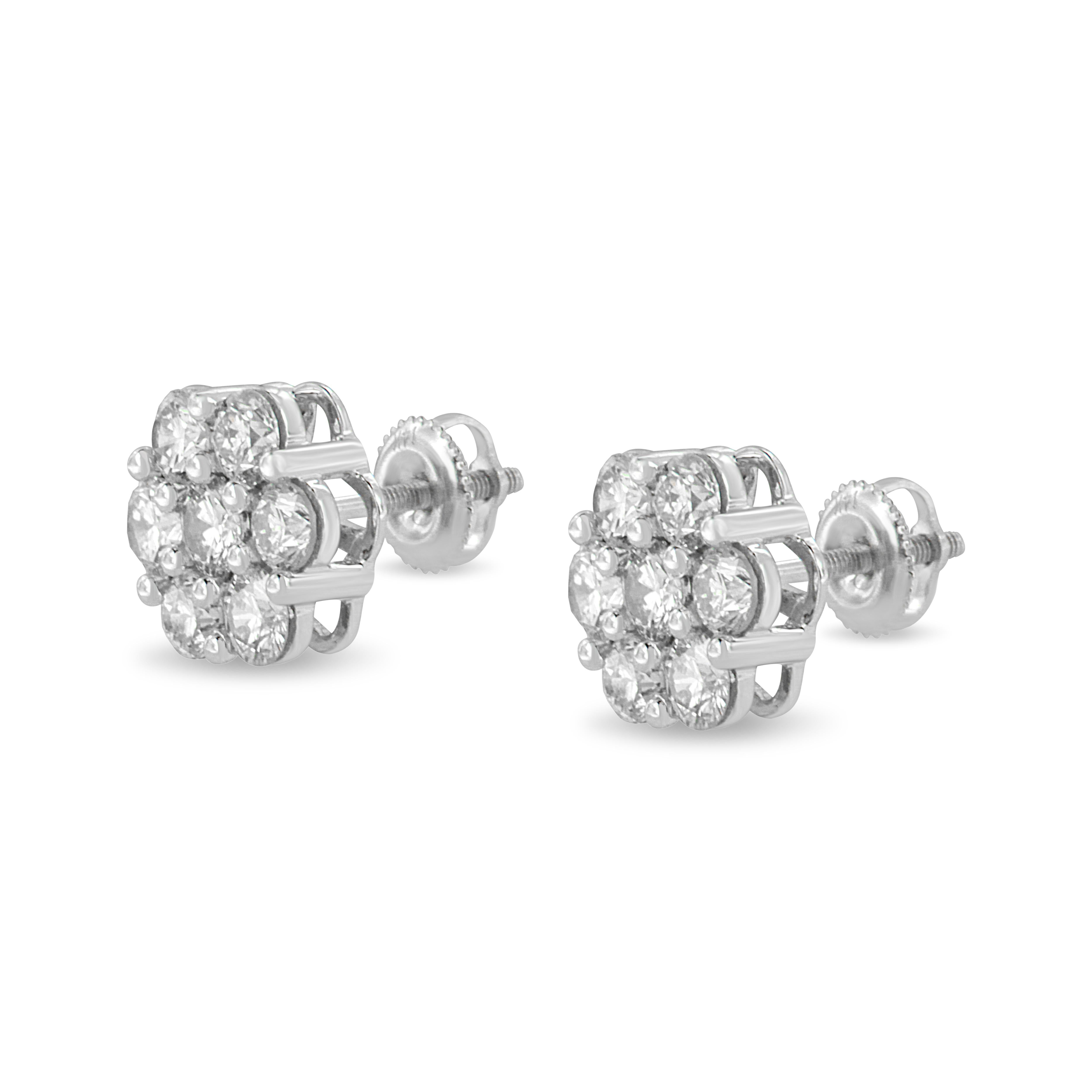 Taille ronde Clous d'oreilles grappe florale en or blanc 14 carats avec diamants taille ronde de 3,0 carats en vente