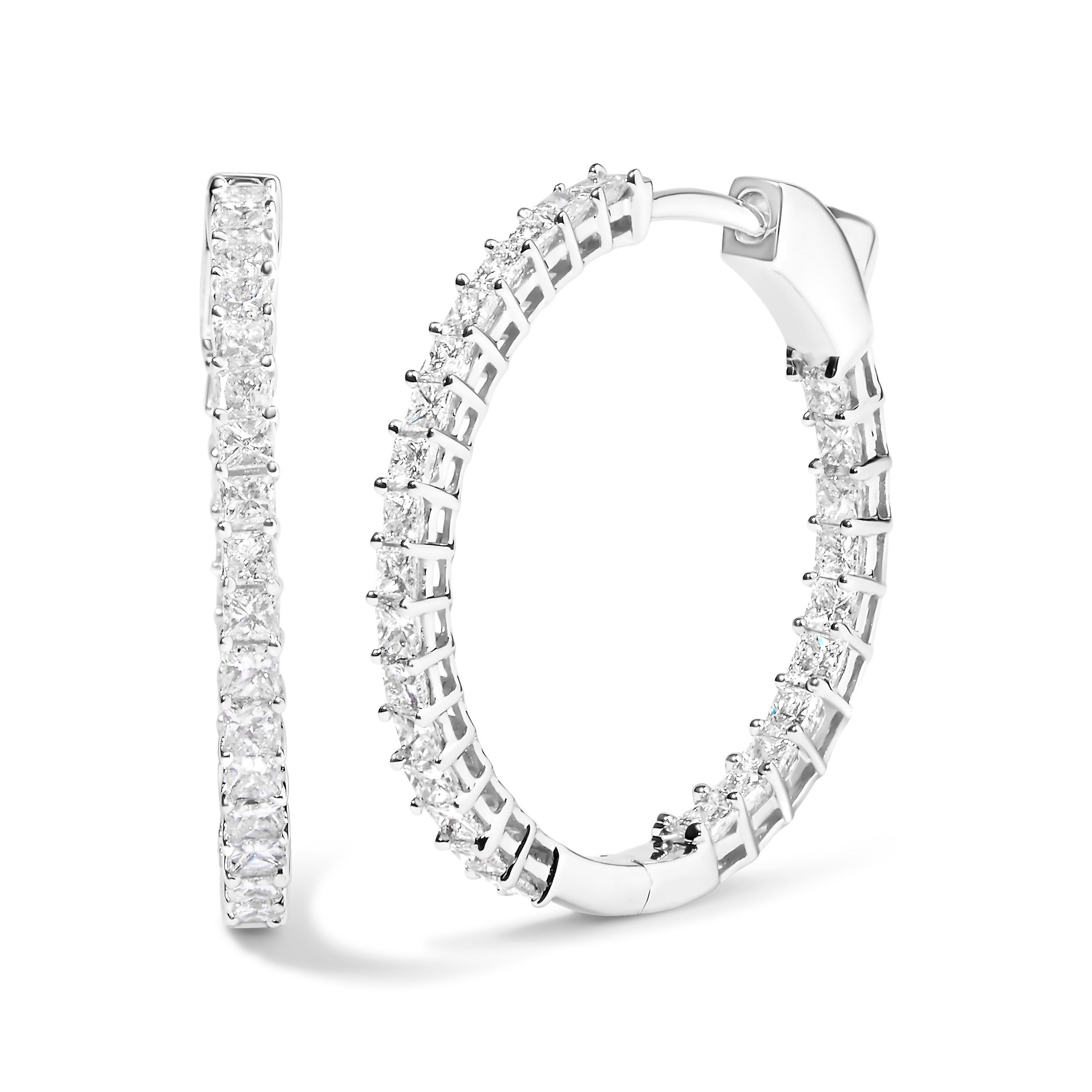Découvrez le summum de l'élégance intemporelle avec ces exquises boucles d'oreilles en or blanc 14 carats, ornées d'un époustouflant diamant naturel de taille princesse de 3,0 carats. Fabriqué de manière experte et fini par un placage de rhodium,