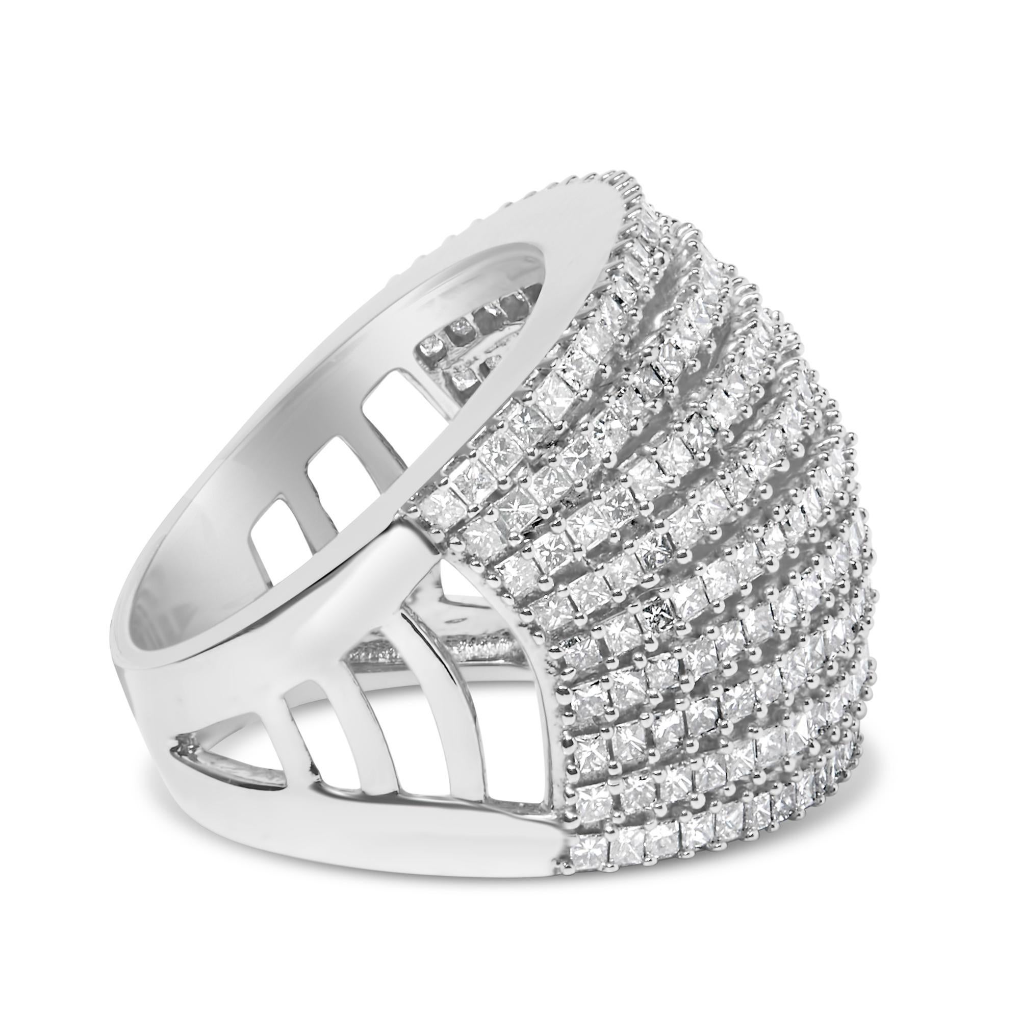 Sumérgete en la opulencia de este impresionante anillo banda de cóctel de oro blanco de 14 quilates, acentuado con baño de rodio para un acabado de espejo sin igual. Más de 240 diamantes naturales de talla princesa, con un impresionante total de 3,0