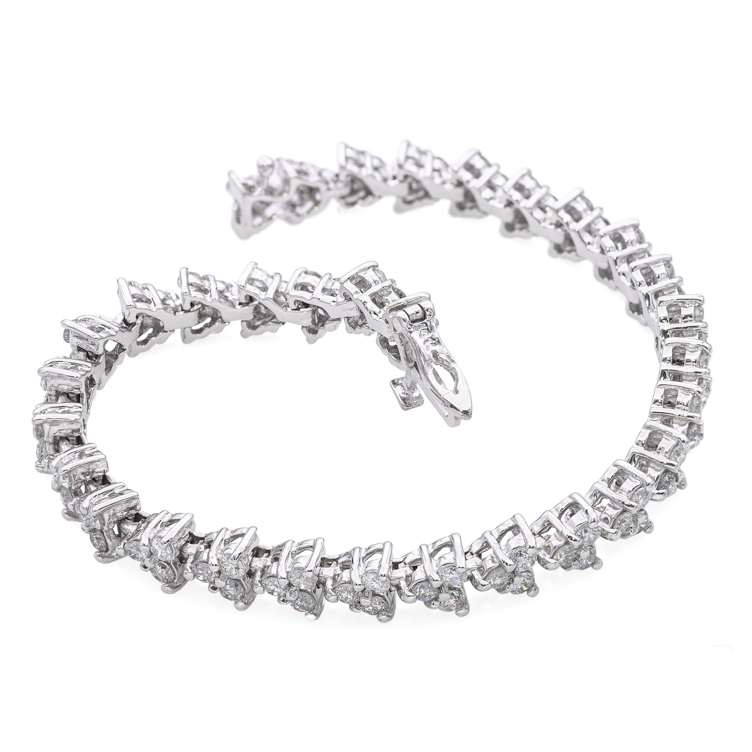 Questo squisito bracciale è realizzato in luminoso oro bianco 14k e presenta circa 3,01 carati totali di diamanti tondi brillanti. Ogni maglia sfoggia un trio di diamanti da 2 mm disposti in un'elegante formazione triangolare, creando uno scintillio