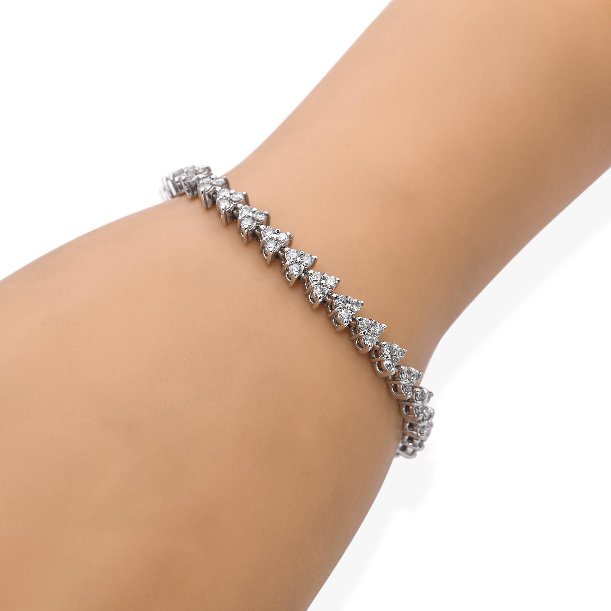 Taglio rotondo Bracciale a triangolo con diamante in oro bianco 14k da 3,01tcw in vendita