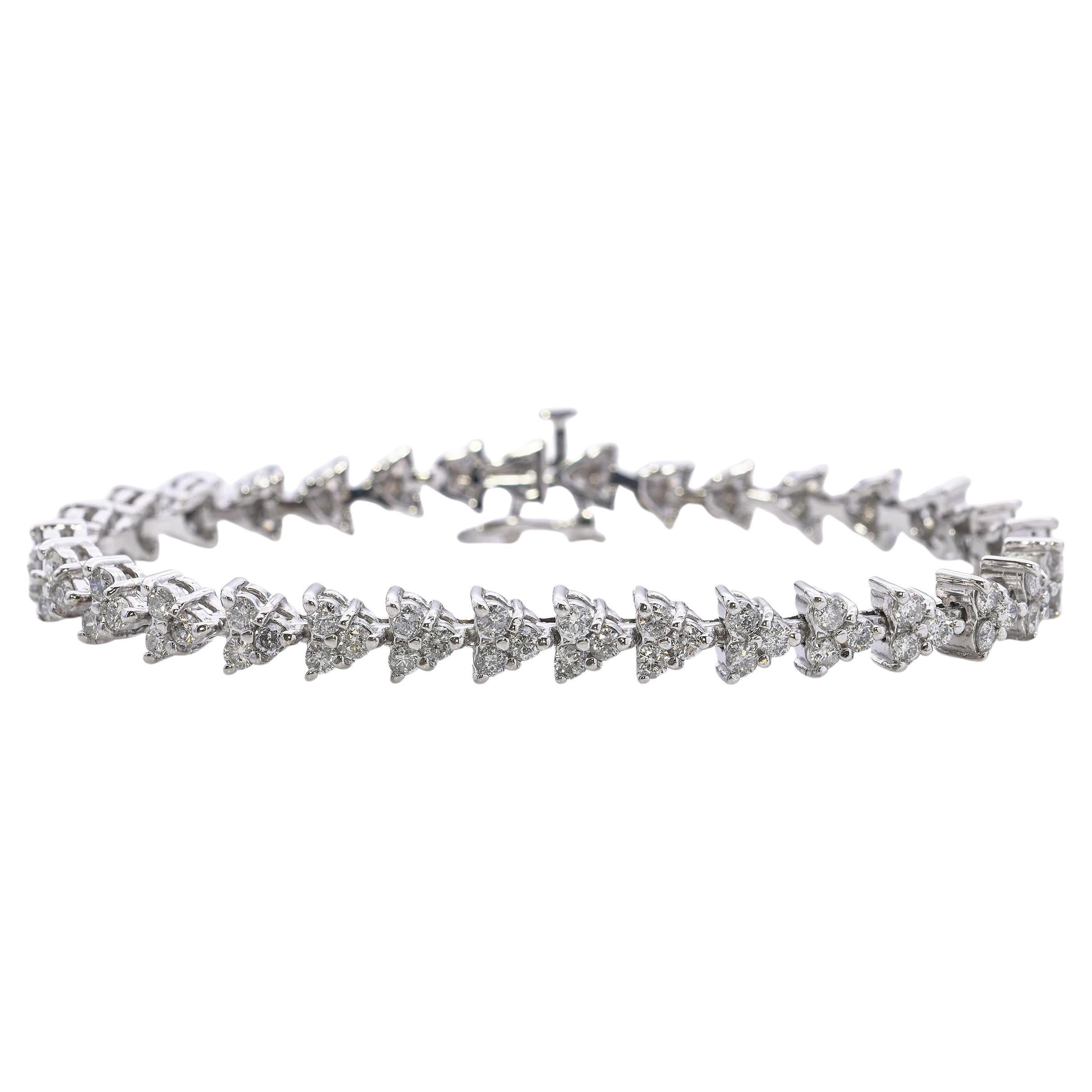 Bracciale a triangolo con diamante in oro bianco 14k da 3,01tcw in vendita