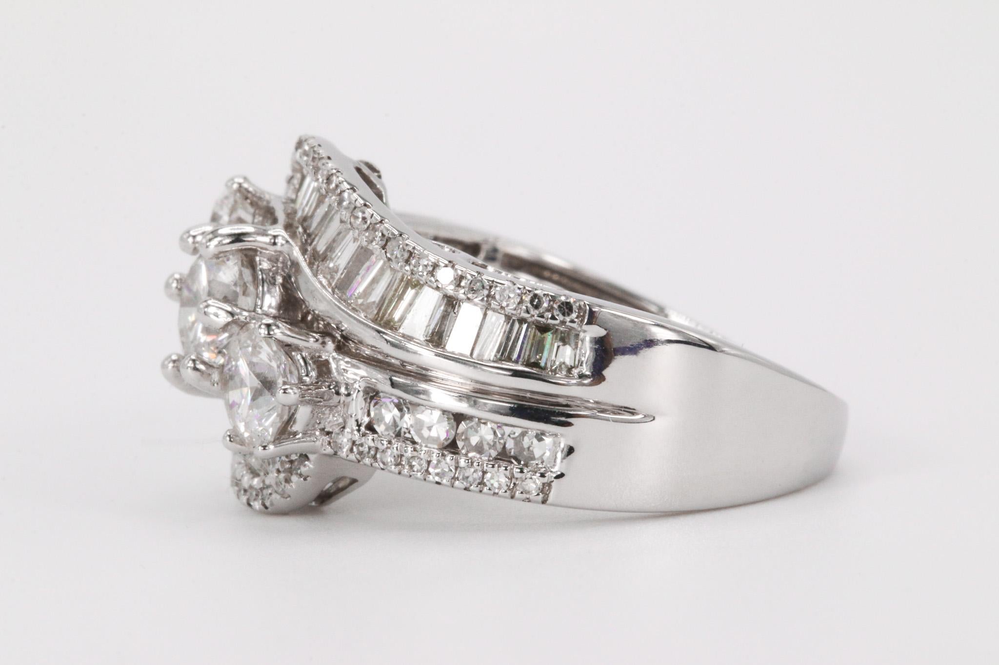 Anello con diamante in oro bianco 14K 3.08CTW 

Questo squisito anello con diamante in oro bianco 14K ha un peso totale stimato di 3,085 carati, che lo rende una vera e propria dichiarazione di lusso e raffinatezza. Realizzato in luminoso oro bianco