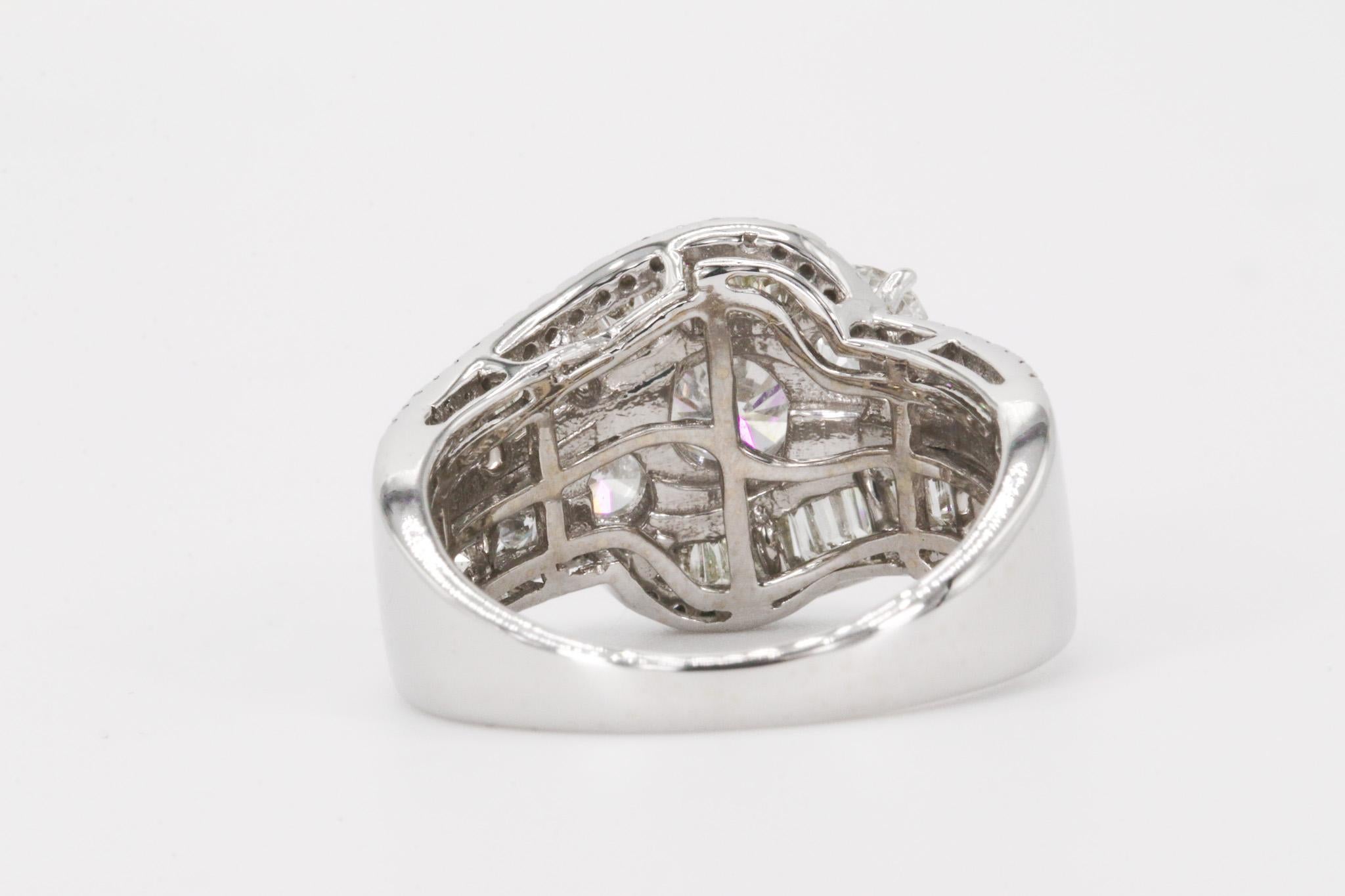 Taglio rotondo Anello con diamante in oro bianco 14K 3.08CTW in vendita