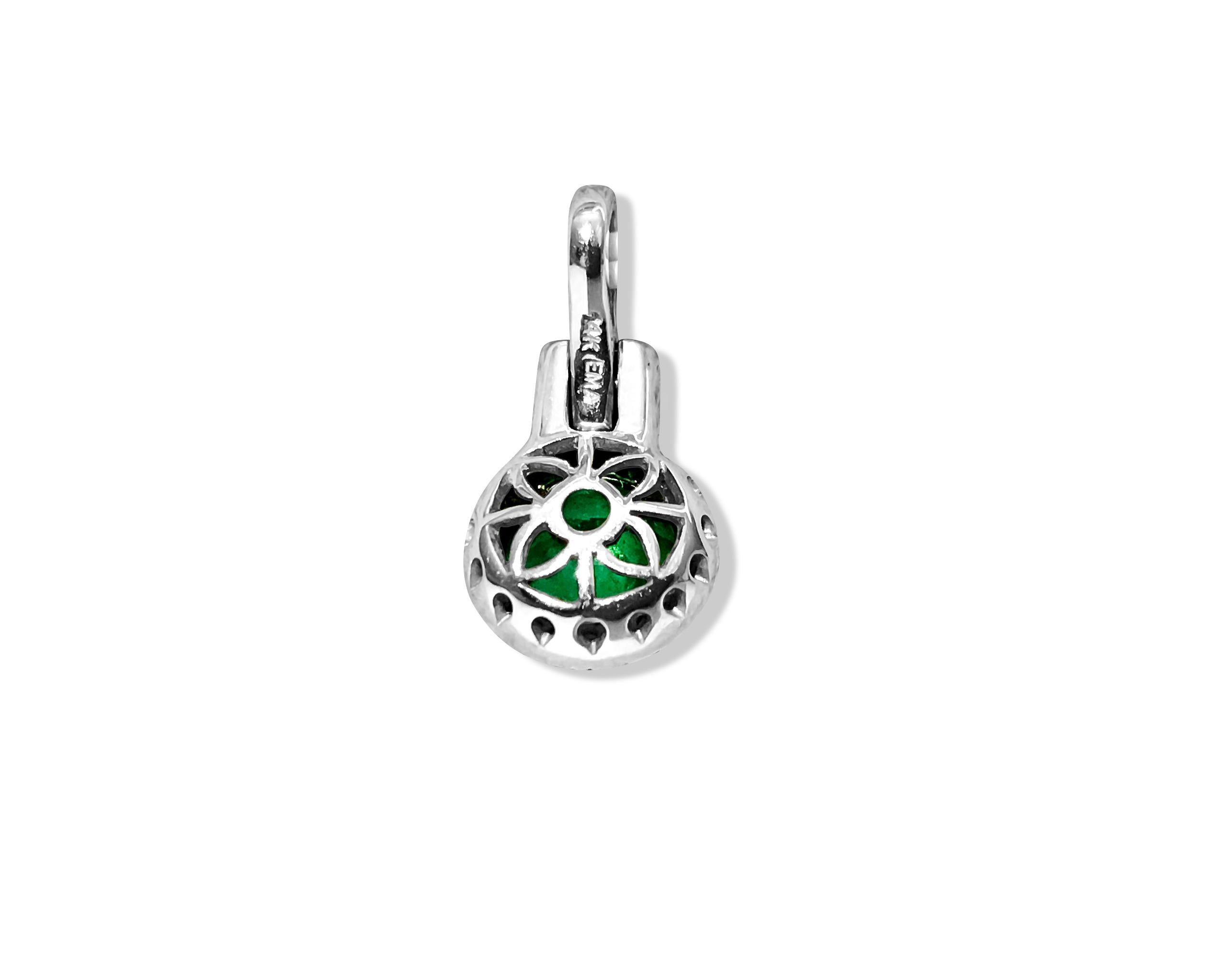 14K White Gold, 3.20 Carat Emerald & Diamond Pendant In Excellent Condition For Sale In Miami, FL