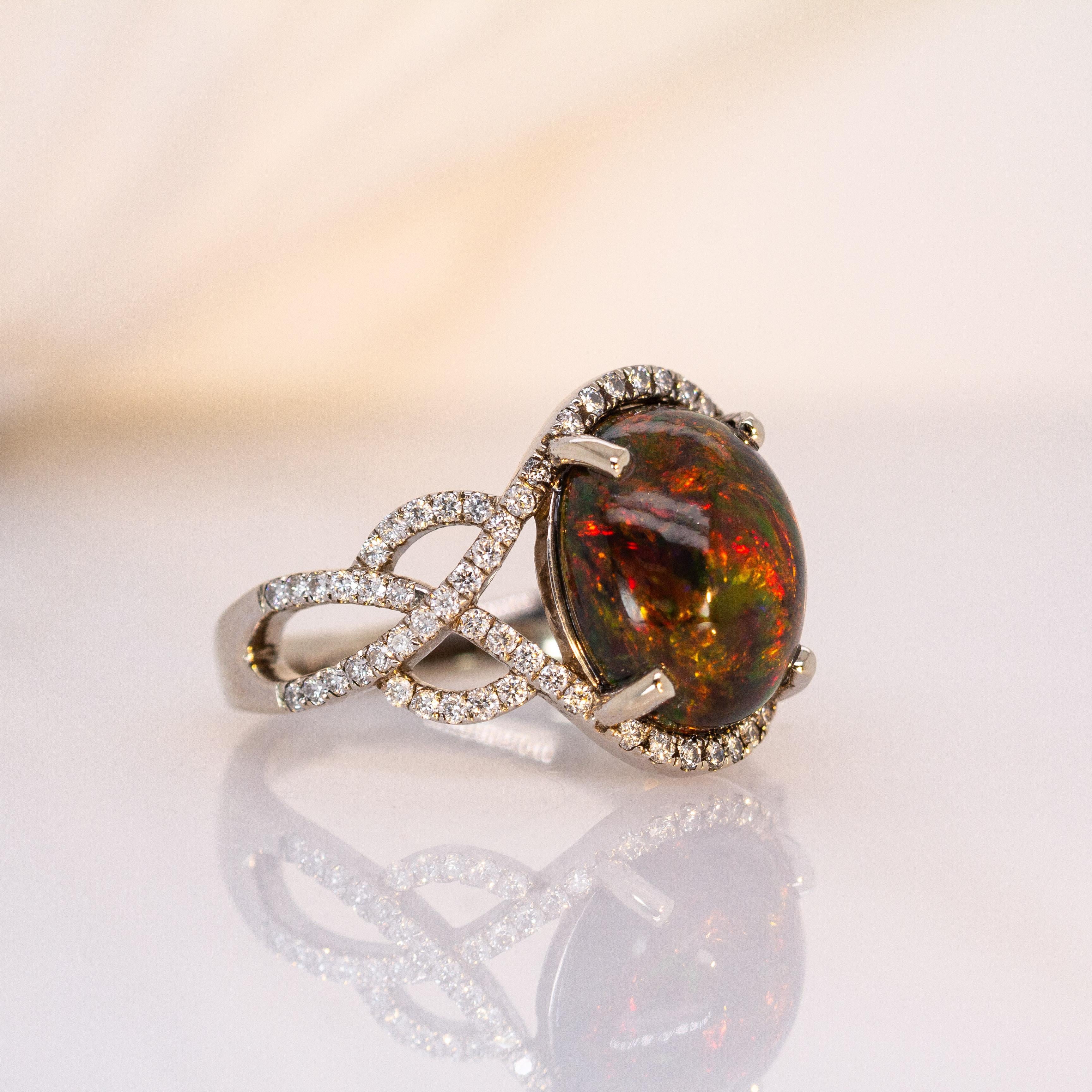 Taglio ovale Anello in oro bianco 14K con opale nero da 3,35 carati: diamanti estratti dalla terra, gioielli dichiarativi in vendita