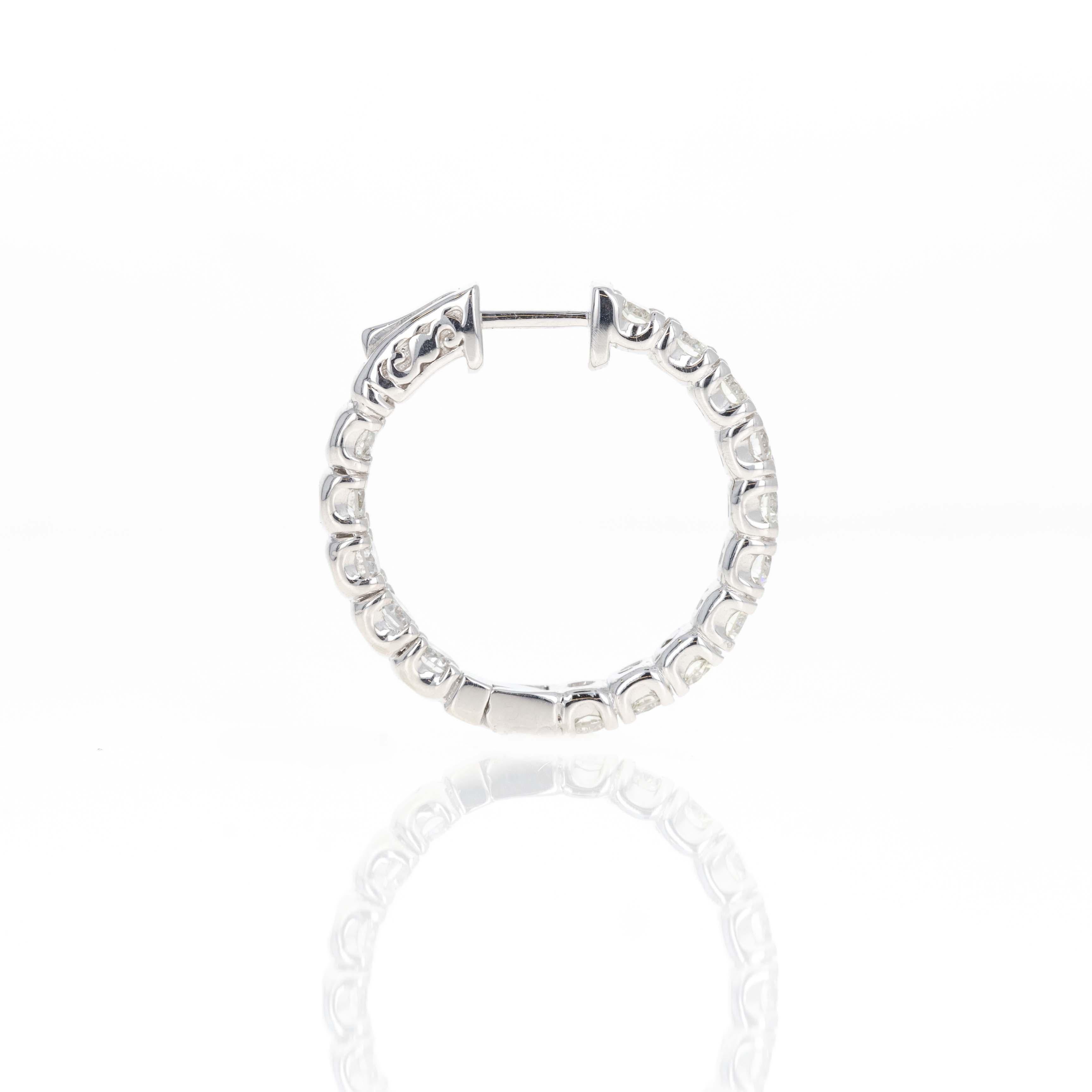 Donna Orecchini a cerchio in oro bianco 14K con diamanti rotondi da 3,37 carati e apertura interna in vendita