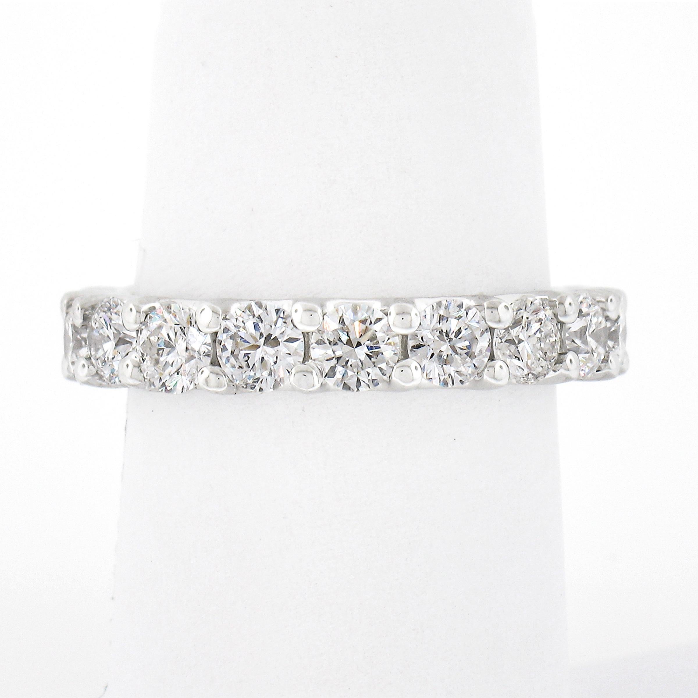 14k Weißgold 3,41ctw Shared Prong Set Runder Diamant Eternity Ehering (Rundschliff) im Angebot
