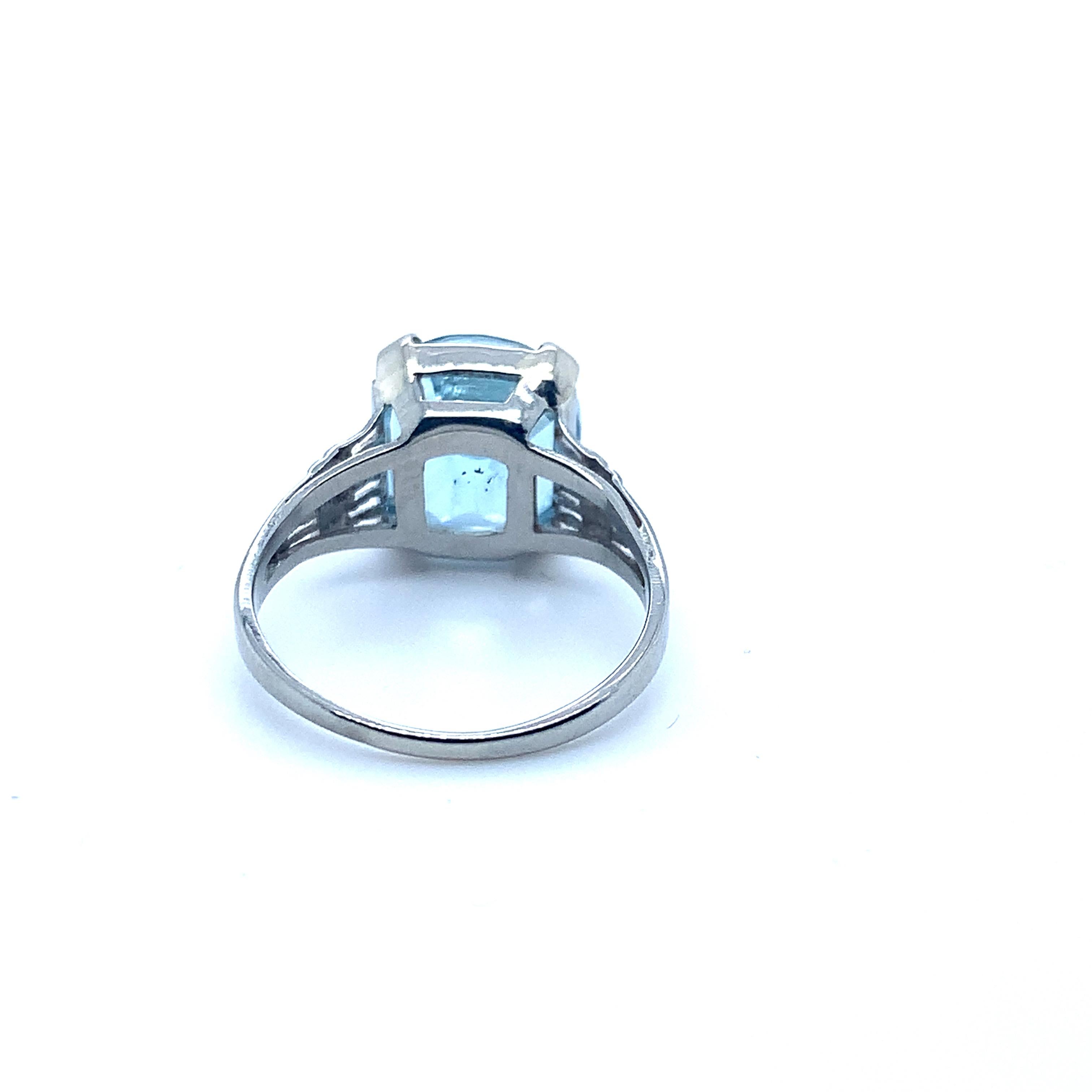 14K Weißgold 3,43 Karat Antiker Aquamarin-Ring mit Kissenschliff #J5210 im Zustand „Hervorragend“ im Angebot in Big Bend, WI