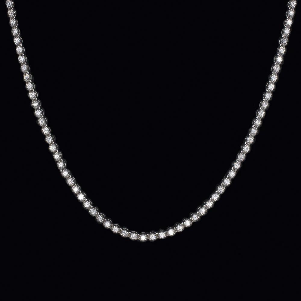 Ce collier riviera en diamants intemporel est l'incarnation de l'élégance et du luxe raffiné. Réalisé en or blanc 14k, il présente une étonnante rangée de diamants ronds de taille brillant totalisant 3,50 carats. Les diamants sont d'un blanc