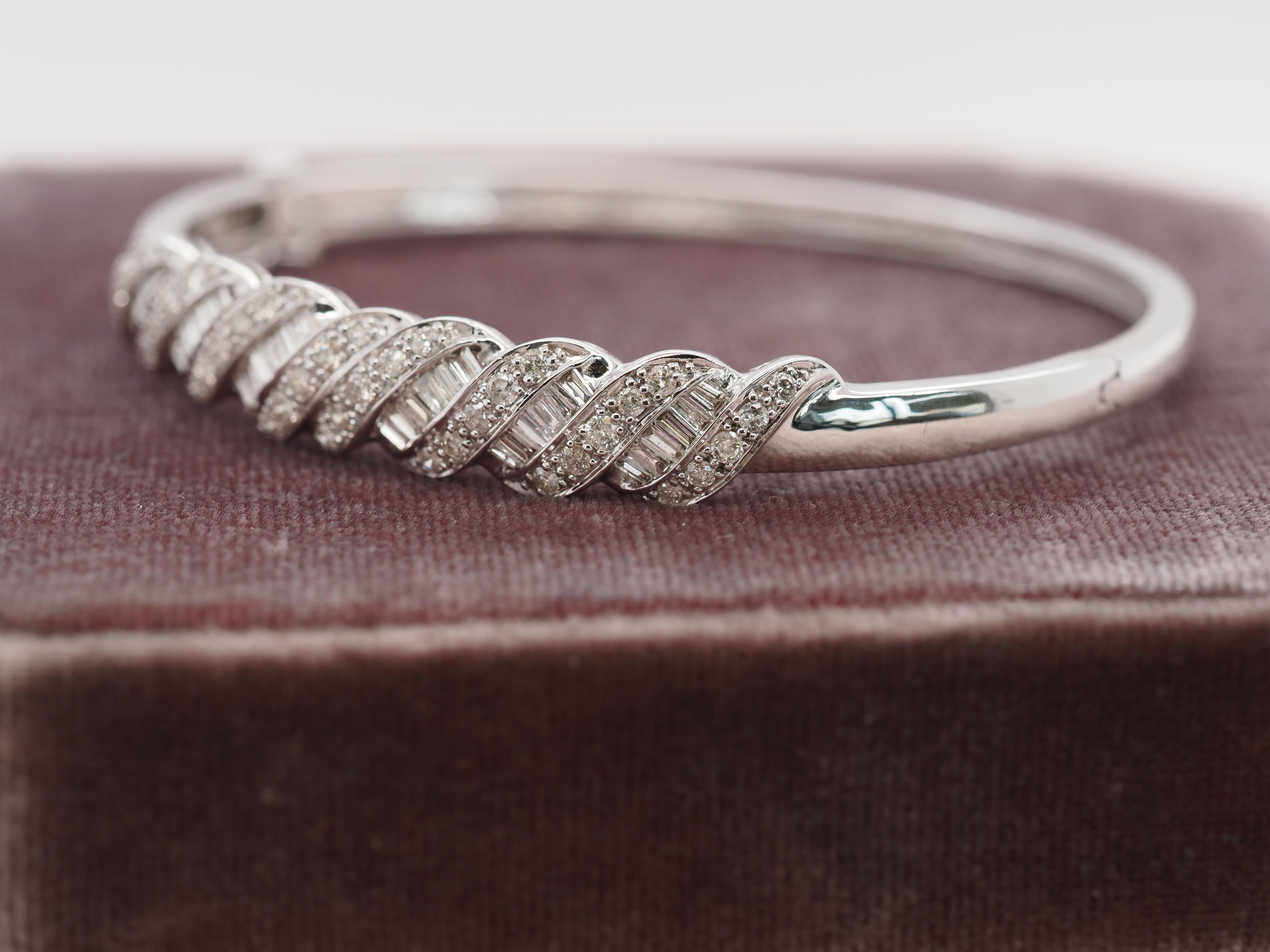 Contemporain Bracelet jonc en or blanc 14 carats avec diamants de 3,50 carats en vente