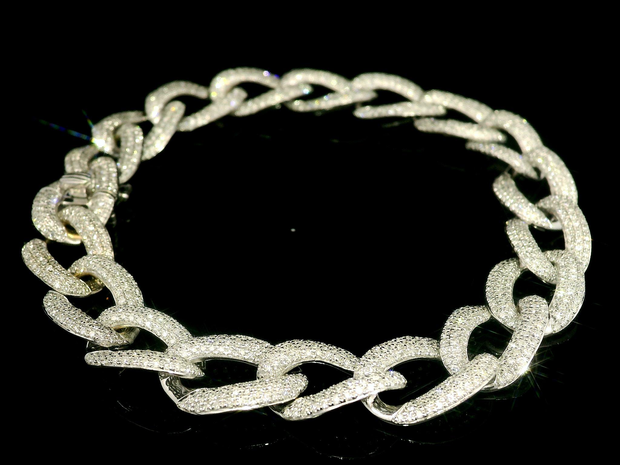 --Pierre(s) :...
(1406) Diamants naturels authentiques - taille ronde brillante - micro pavé - pureté VS2-I2 - couleur G/H
Poids total en carats : 3,50 (environ)

MATERIAL : Or blanc massif 14K
Poids : 16,73 grammes
Type : Maillon de bordure cubain