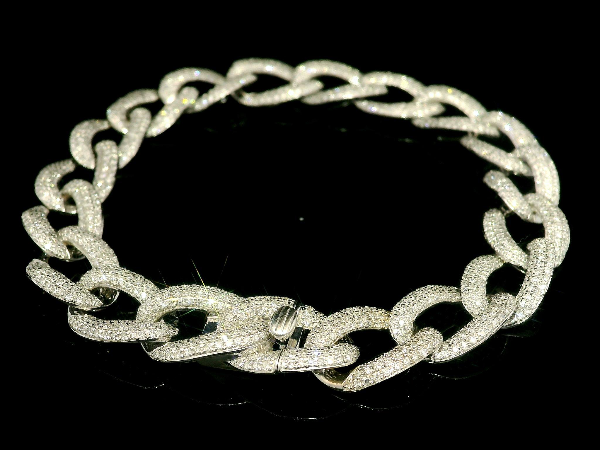 Taille ronde Bracelet à maillons cubains en or blanc 14 carats avec diamants micro-pavés de 3,50 carats à profil bas en vente