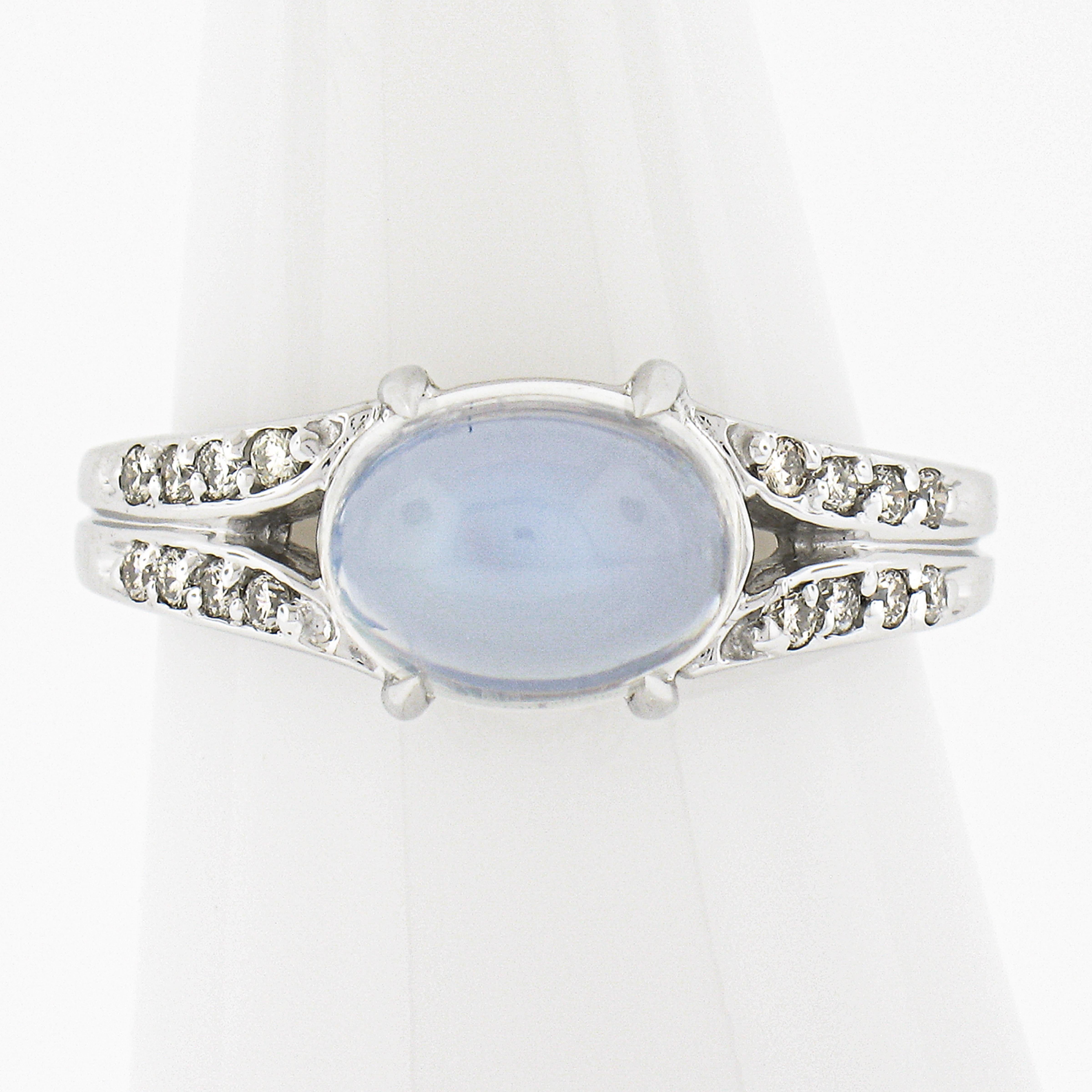 -- Pierre(s) --
(1) Pierre de Lune Naturelle Véritable - Cabochon Ovale - Serti - Couleur Bleue - 9.7x7.5mm - 3.54ctw (exact)
(16) Diamant naturel véritable - taille ronde et brillante - serti clos

MATERIAL : Or blanc massif 14k
Poids : 5,15