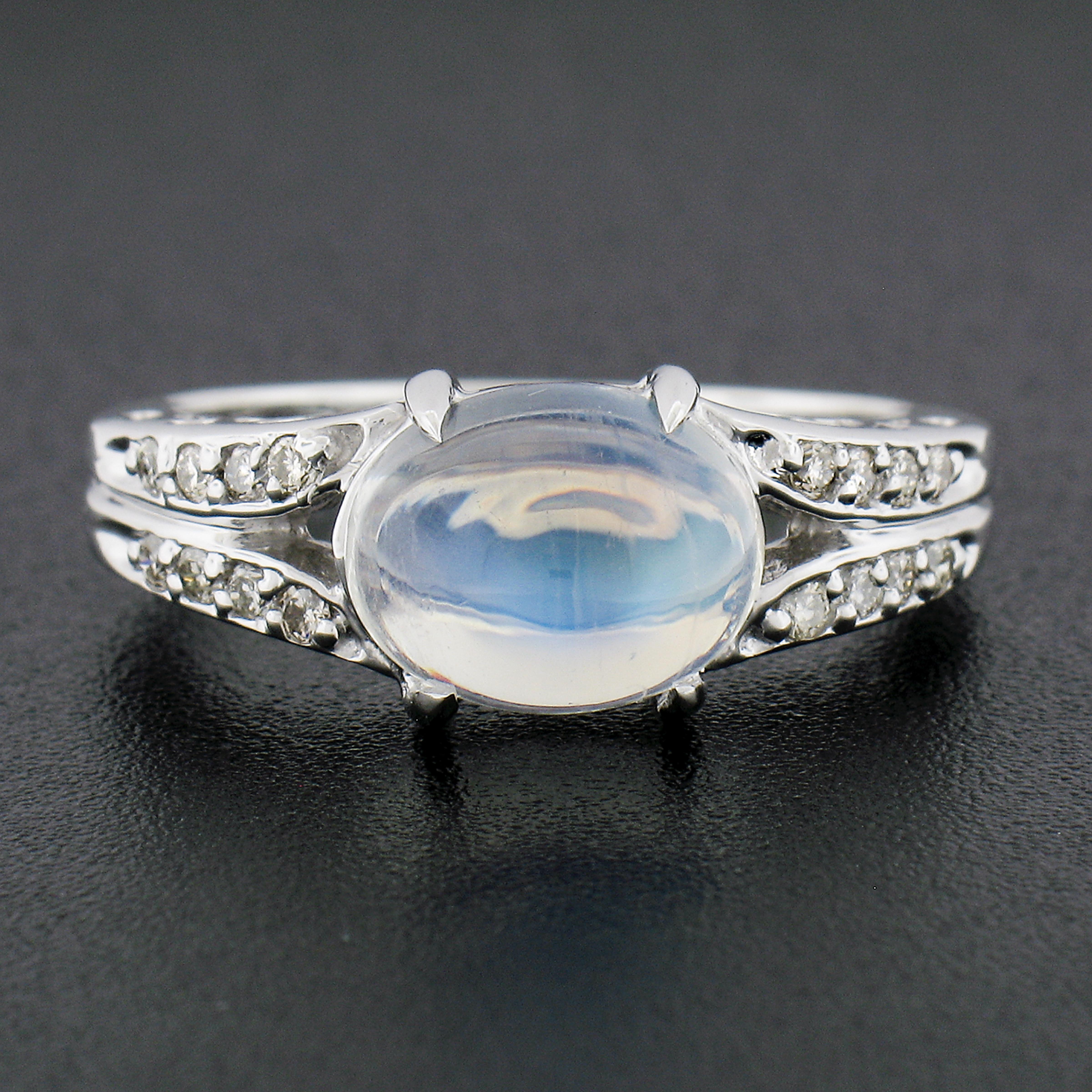Taille ovale Superbe bague en or blanc 14 carats avec pierre de lune bleue cabochon ovale de 3,54 carats en vente