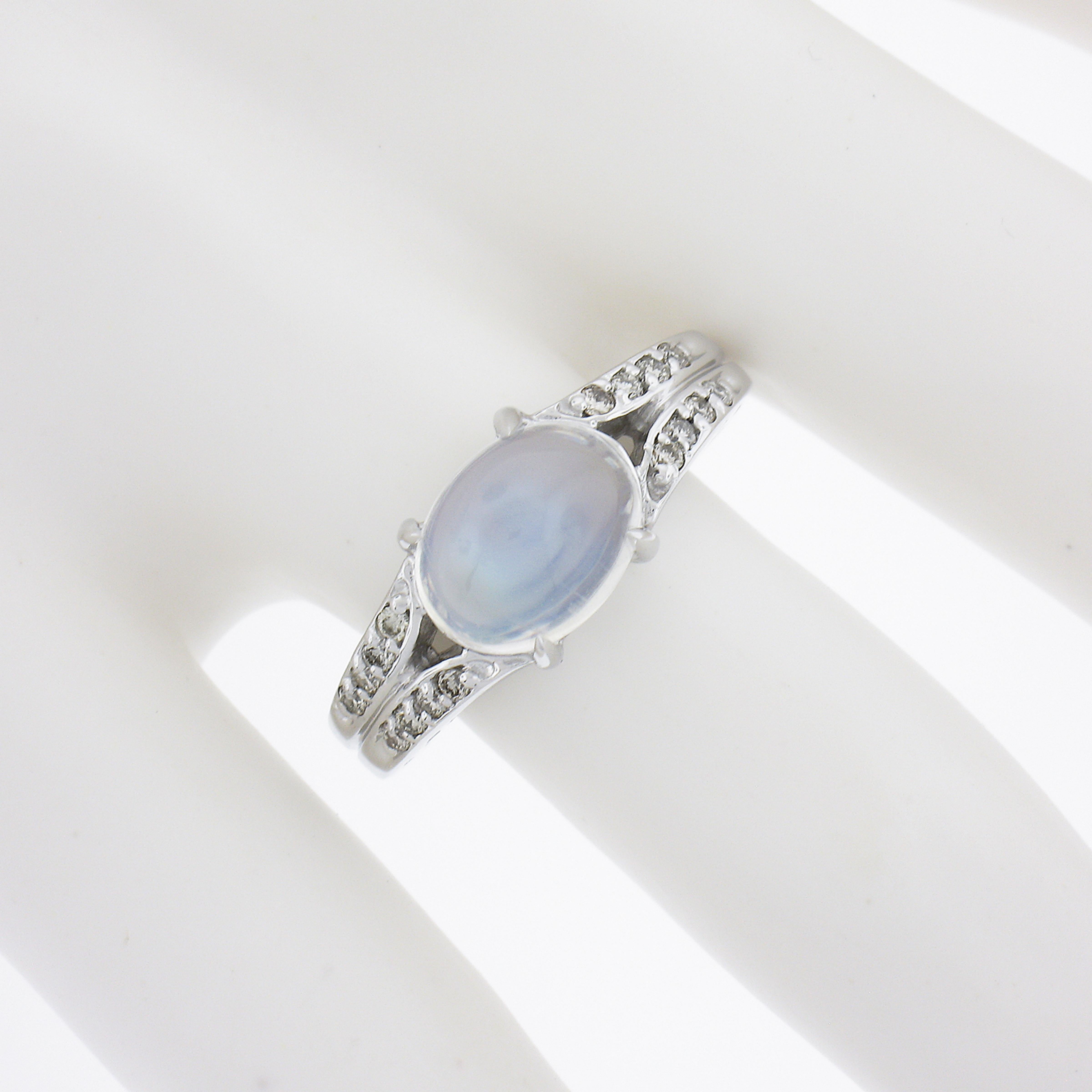 Superbe bague en or blanc 14 carats avec pierre de lune bleue cabochon ovale de 3,54 carats Excellent état - En vente à Montclair, NJ