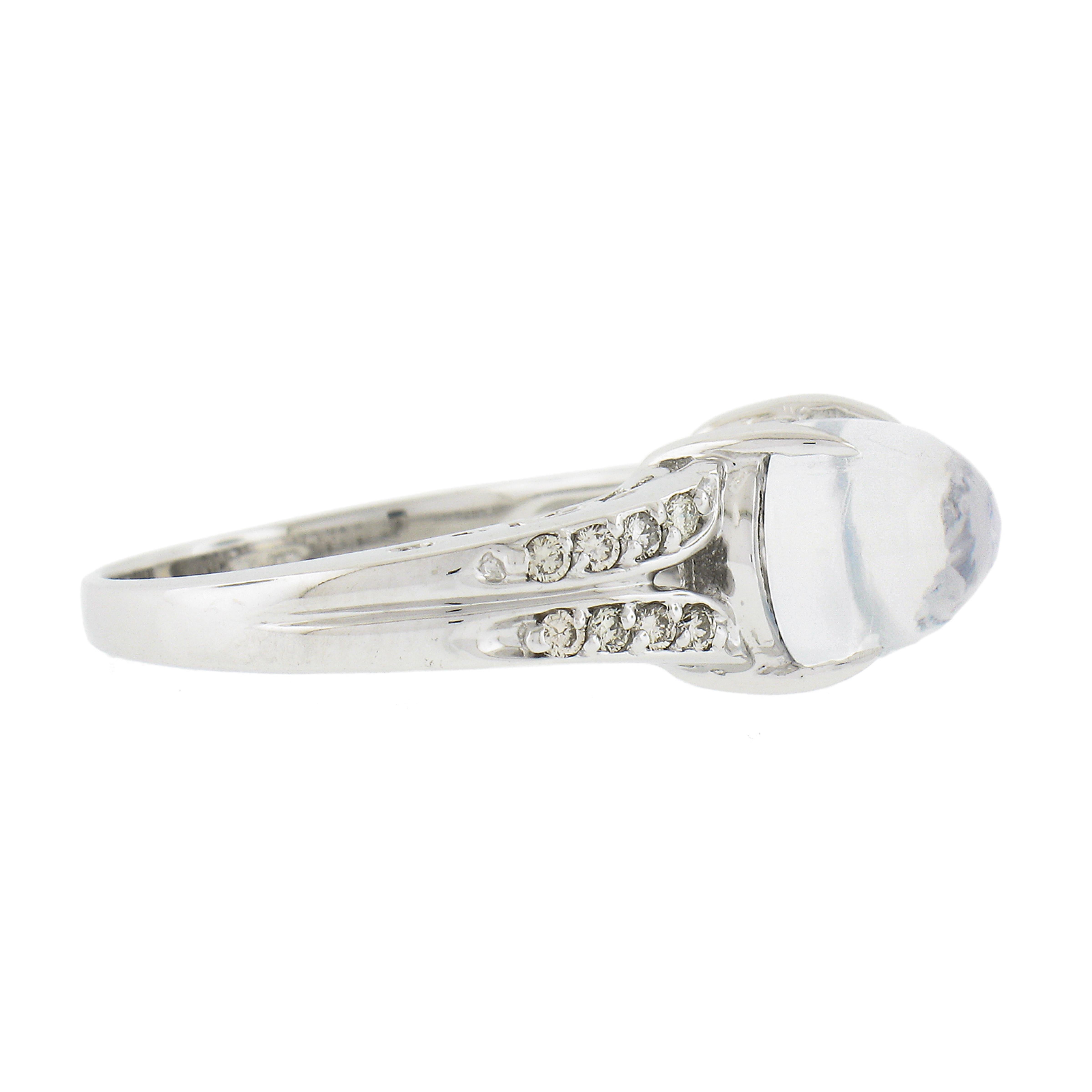 Superbe bague en or blanc 14 carats avec pierre de lune bleue cabochon ovale de 3,54 carats Pour femmes en vente