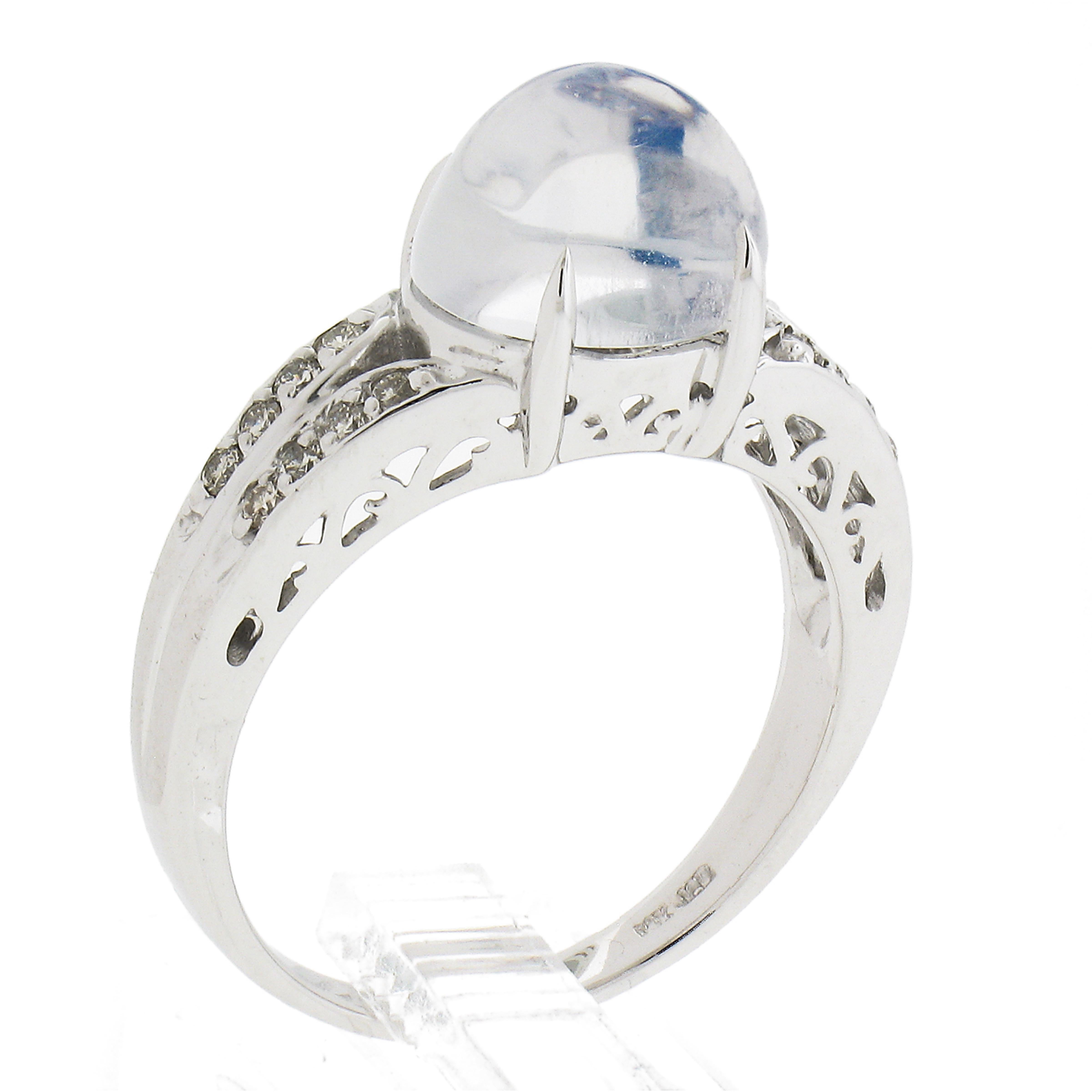 Superbe bague en or blanc 14 carats avec pierre de lune bleue cabochon ovale de 3,54 carats en vente 4