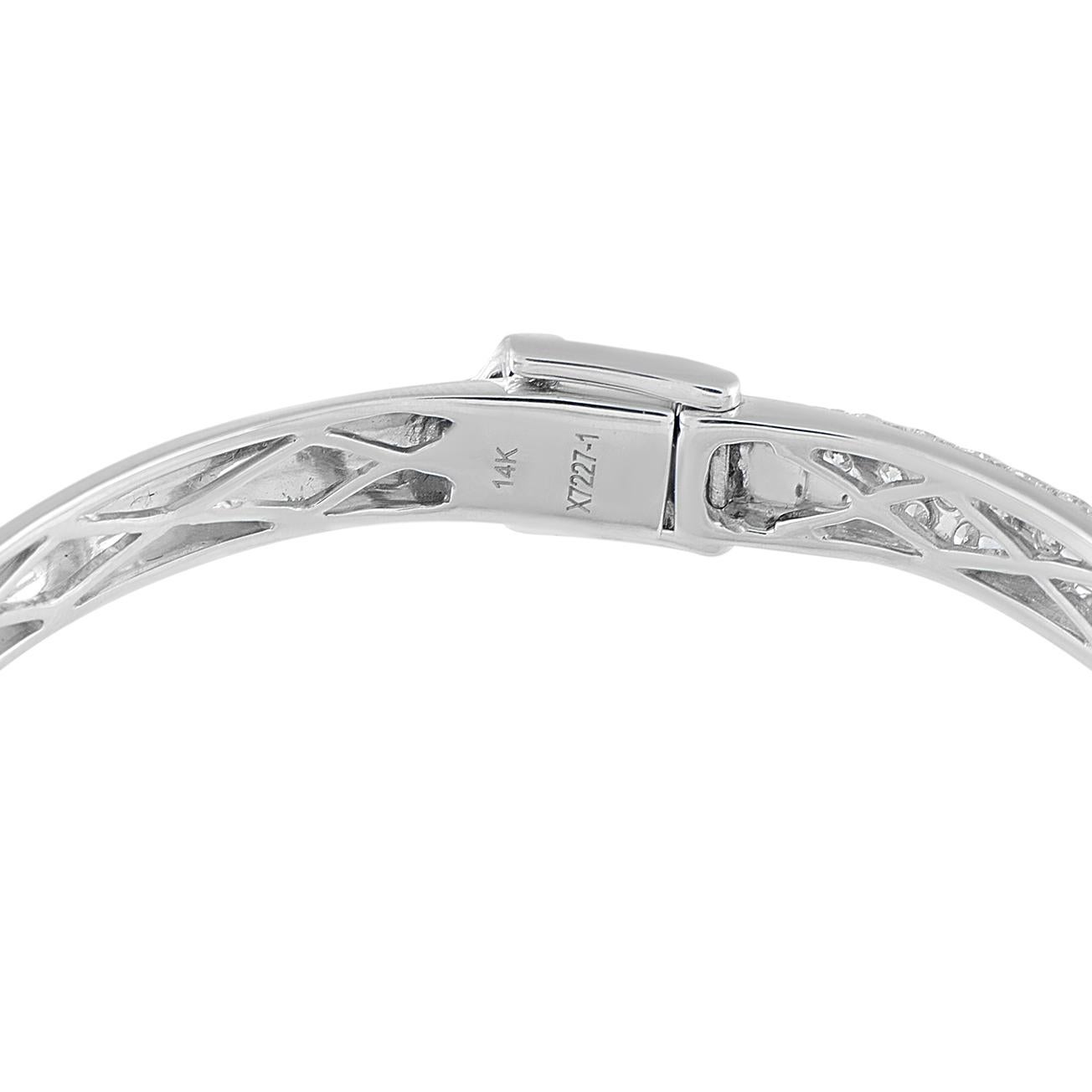 Taille ronde 14K White Gold 3.75ct Diamond Pave Bangle Bracelet MF16-111325 en vente
