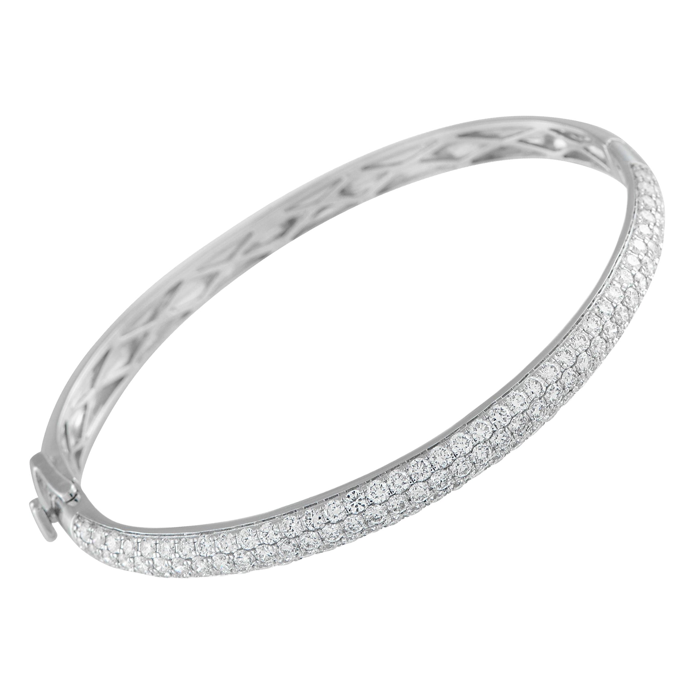 14K White Gold 3.75ct Diamond Pave Bangle Bracelet MF16-111325 en vente