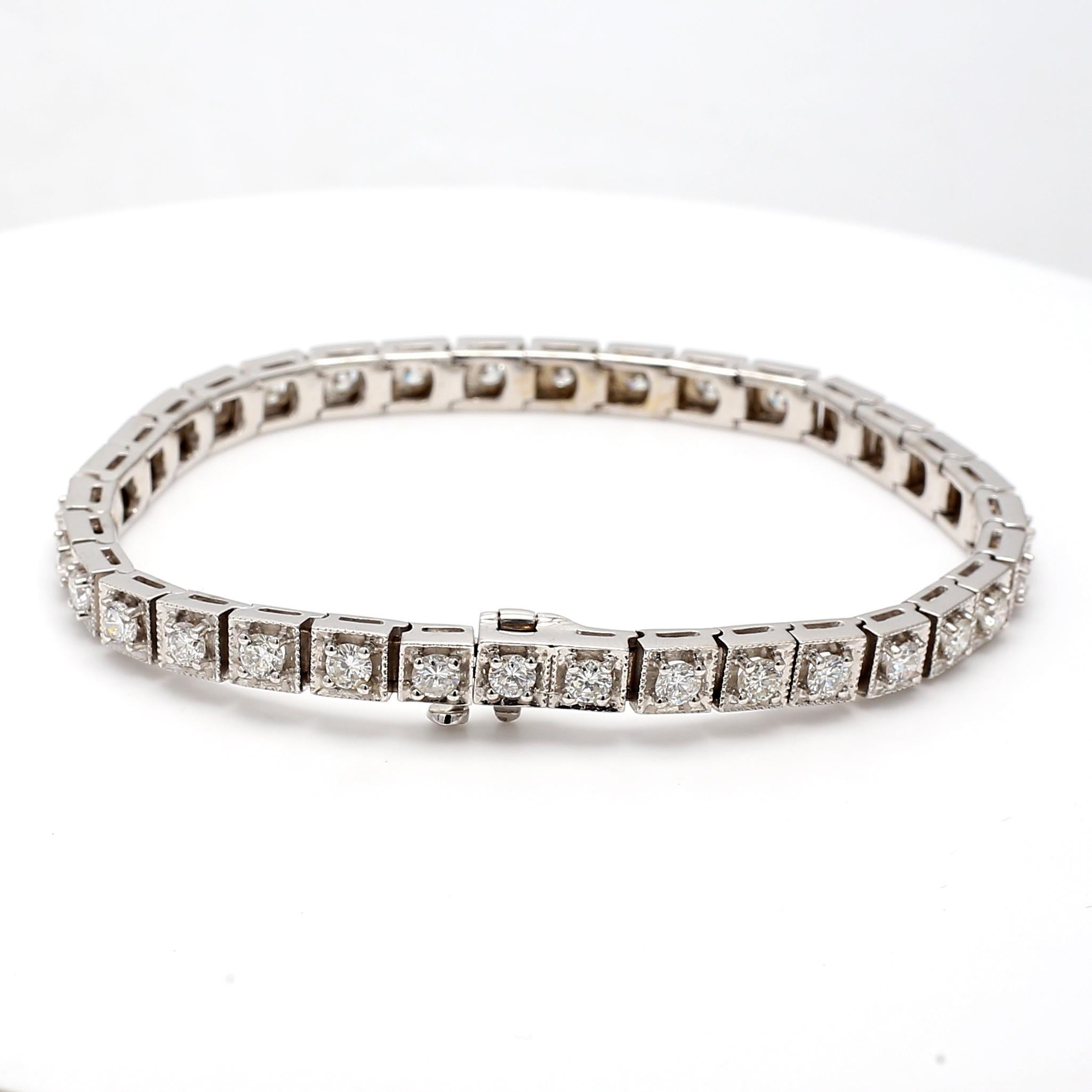 Título:
Esta elegante pulsera tenis de oro blanco de 14 quilates presenta 3,75 quilates de brillantes diamantes redondos H SI1 engastados en eslabones cuadrados clásicos. Cada una de las 34 piedras está firmemente engastada para maximizar el brillo