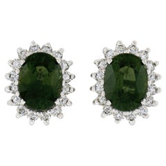 Clous d'oreilles en or blanc 14 carats avec saphir vert ovale et halo de diamants ronds de 3,98 carats