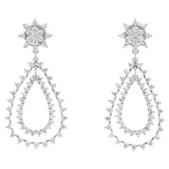 Orecchini a candeliere in oro bianco 14 carati con diamanti naturali rotondi da 3,99 carati e forma a pera
