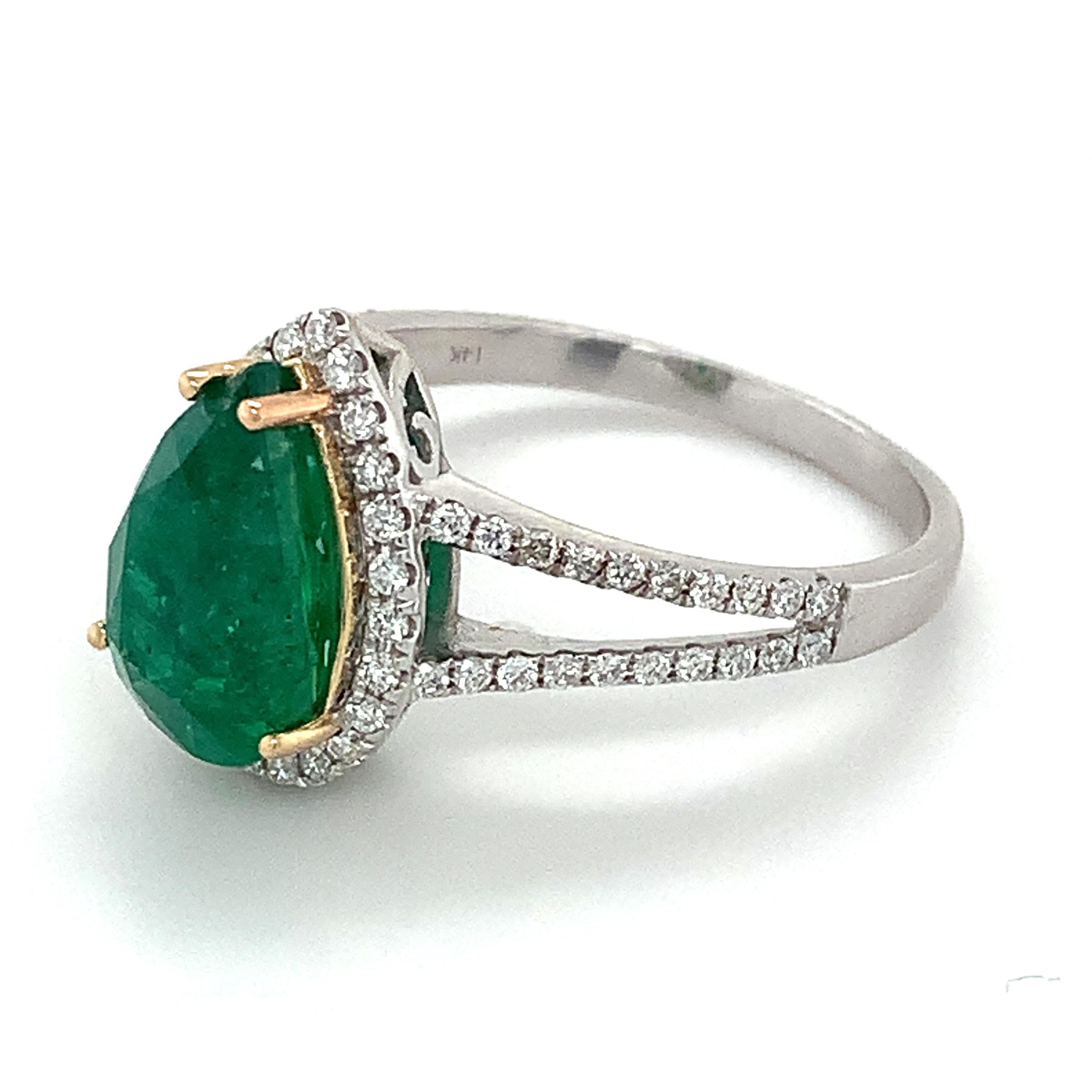 14k Weißgold 3CT Birnenförmiger Smaragd mit rundem Diamant-Halo und geteiltem Schaftring 5