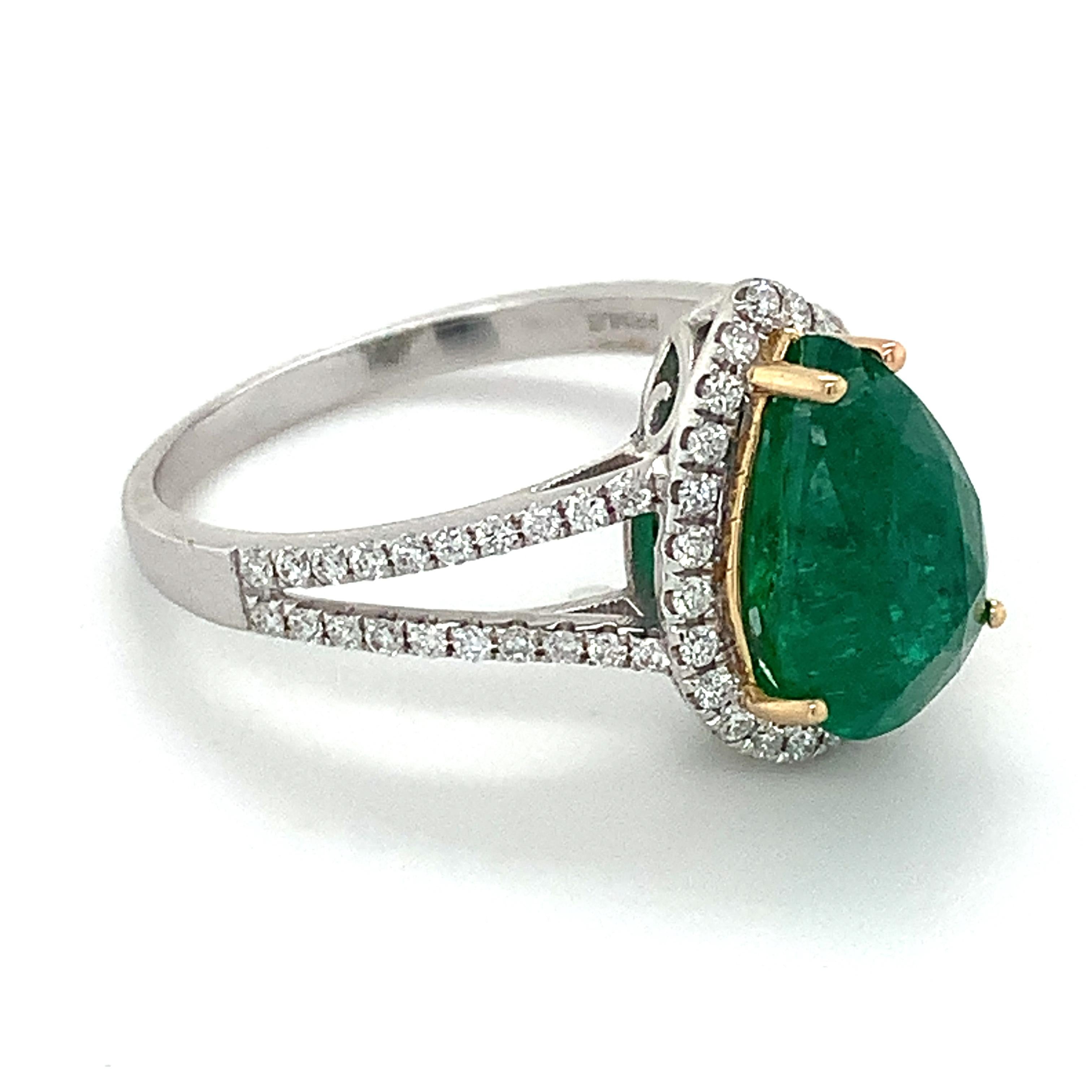 14k Weißgold 3CT Birnenförmiger Smaragd mit rundem Diamant-Halo und geteiltem Schaftring im Zustand „Hervorragend“ in Montgomery, AL