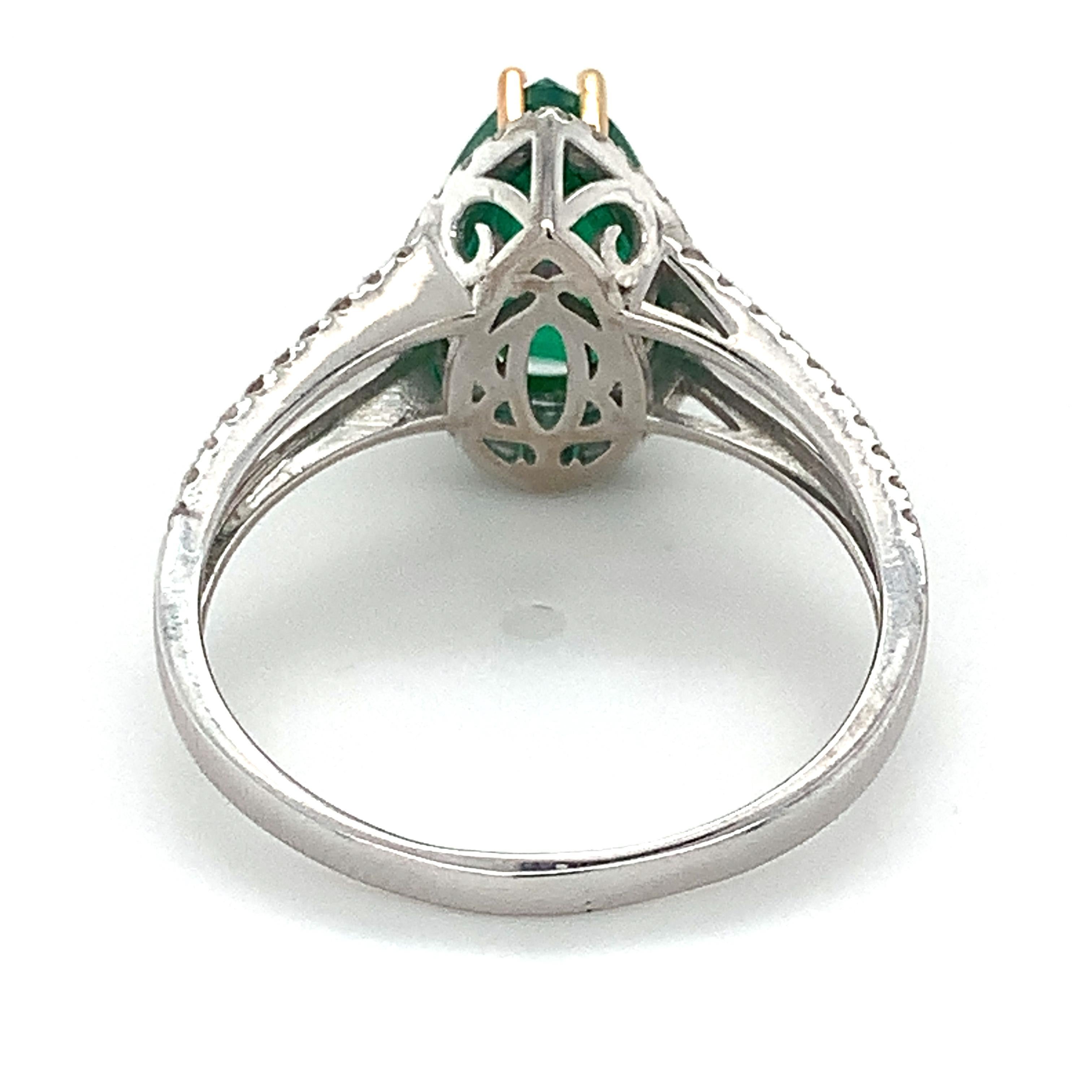 14k Weißgold 3CT Birnenförmiger Smaragd mit rundem Diamant-Halo und geteiltem Schaftring 2