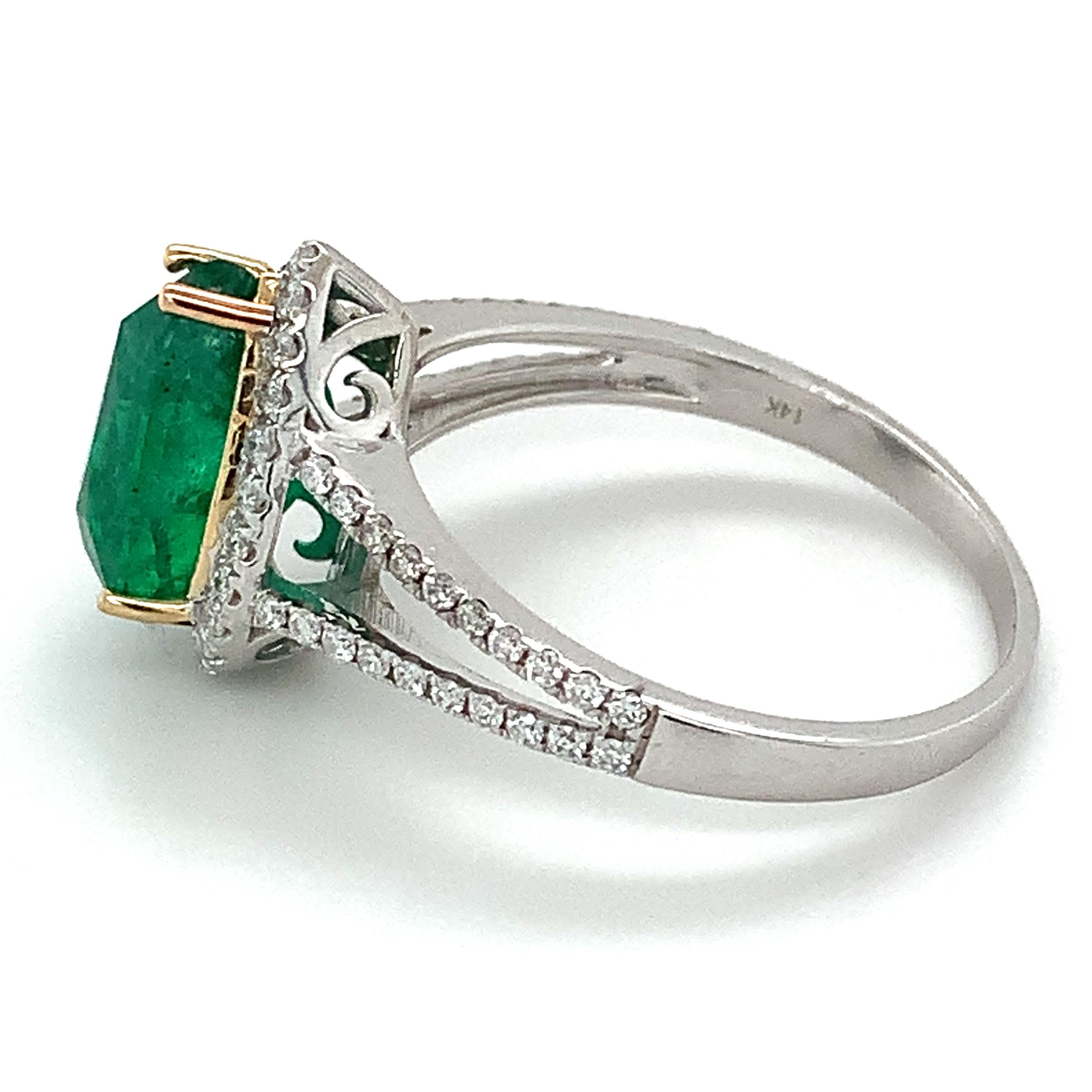 14k Weißgold 3CT Birnenförmiger Smaragd mit rundem Diamant-Halo und geteiltem Schaftring 4