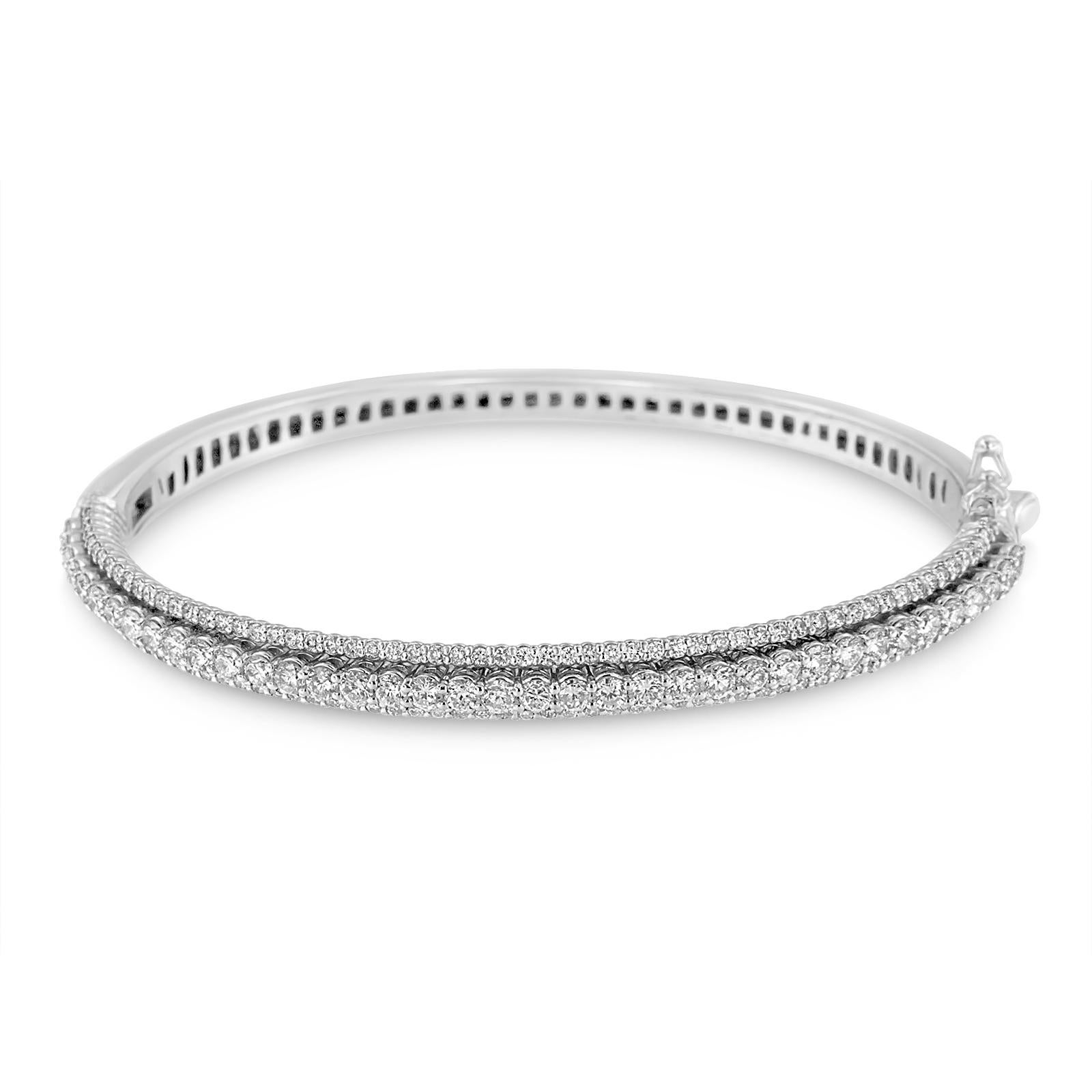 Un'ondata di bellezza senza precedenti. I diamanti a taglio rotondo incastonati a forza creano una sensazione scintillante su questo braccialetto bangle a più file, realizzato in uno splendido oro bianco. Il bracciale ha 160 diamanti naturali e