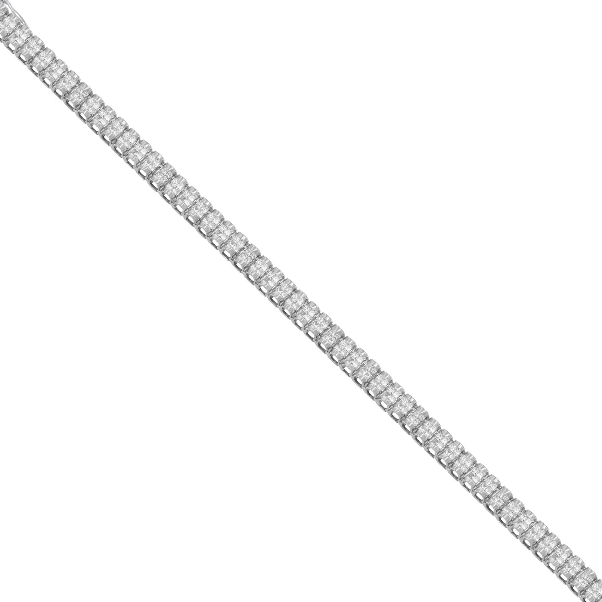 Ajoutez de l'éclat à votre look avec ce bracelet de tennis qui fait battre le cœur. À la fois élégant et chic, il est composé d'or blanc 14 carats et poli haut pour briller. Ce magnifique bracelet renferme des diamants de taille princesse
