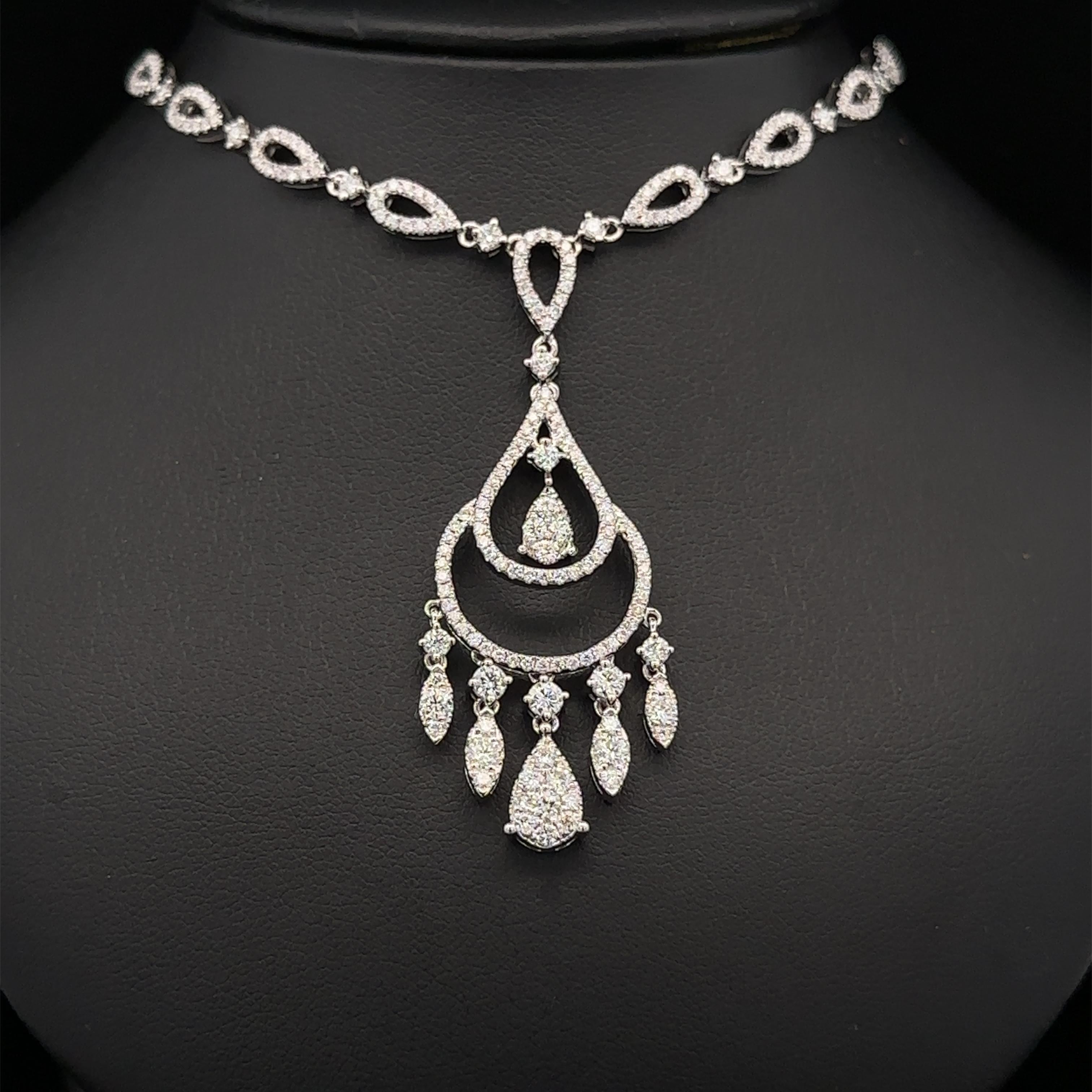 Taglio rotondo Collana con pendente a lampadario in oro bianco 14k con diamanti tondi e brillanti da 3 ct. in vendita