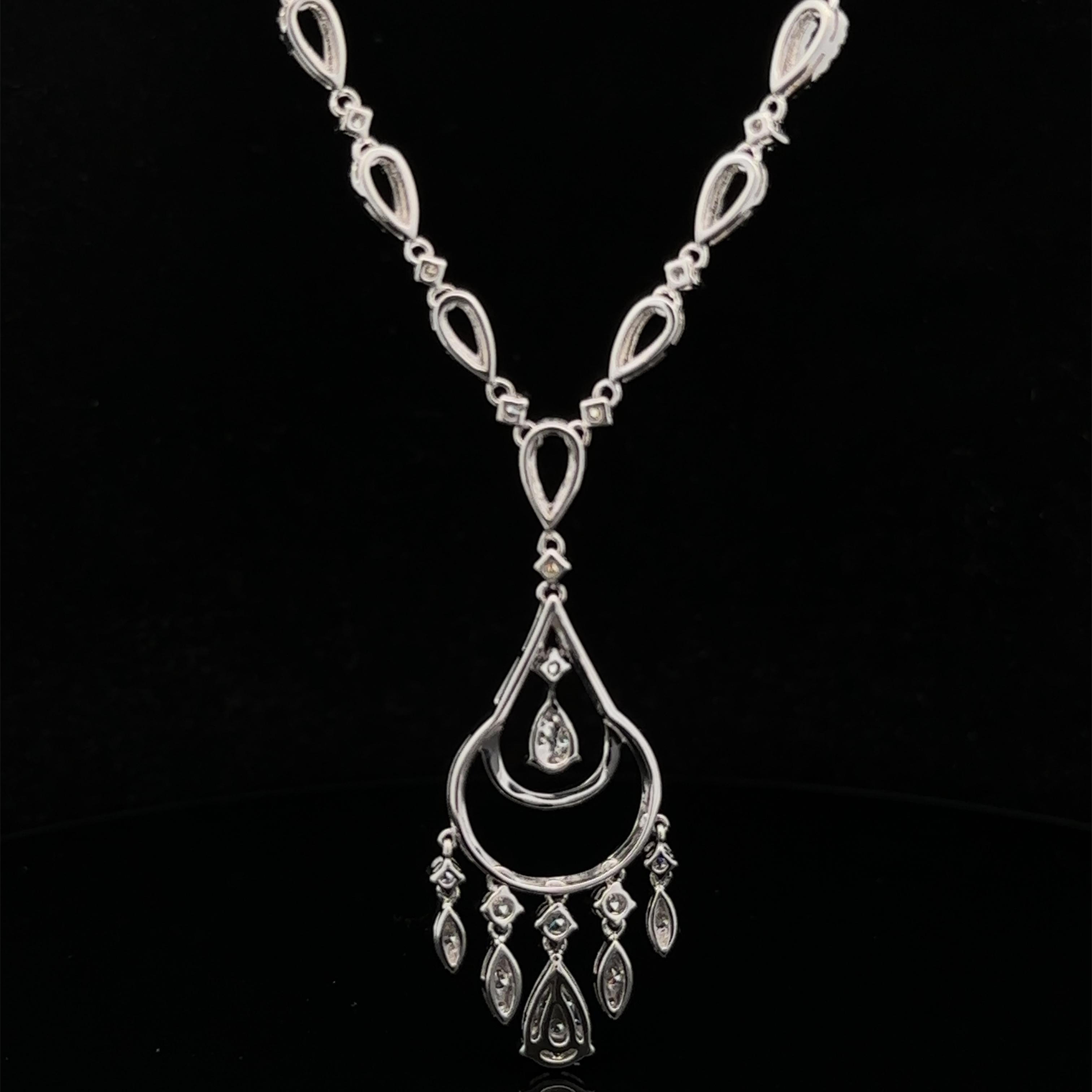 Collana con pendente a lampadario in oro bianco 14k con diamanti tondi e brillanti da 3 ct. In condizioni ottime in vendita a Montclair, NJ