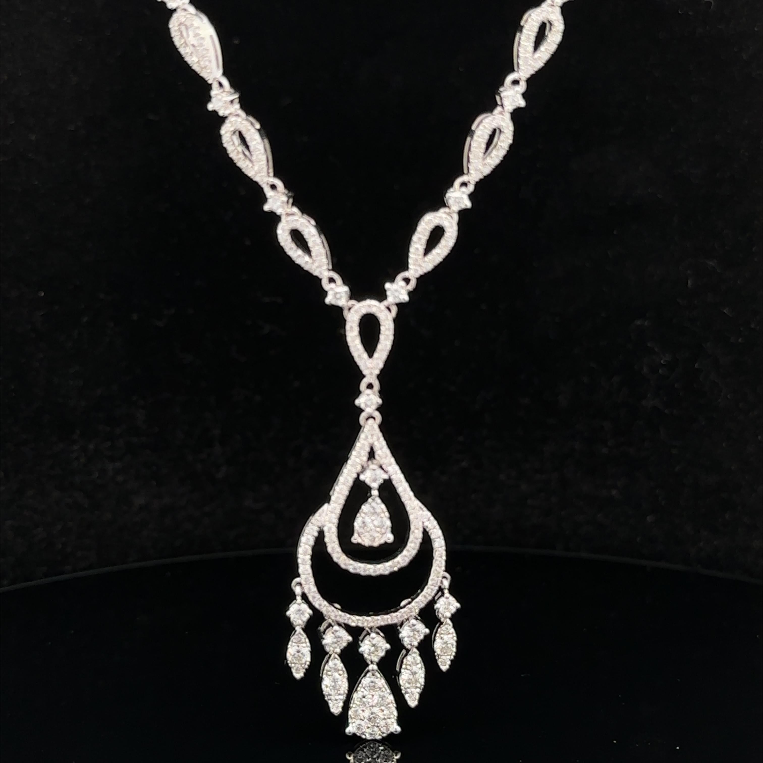 Donna Collana con pendente a lampadario in oro bianco 14k con diamanti tondi e brillanti da 3 ct. in vendita
