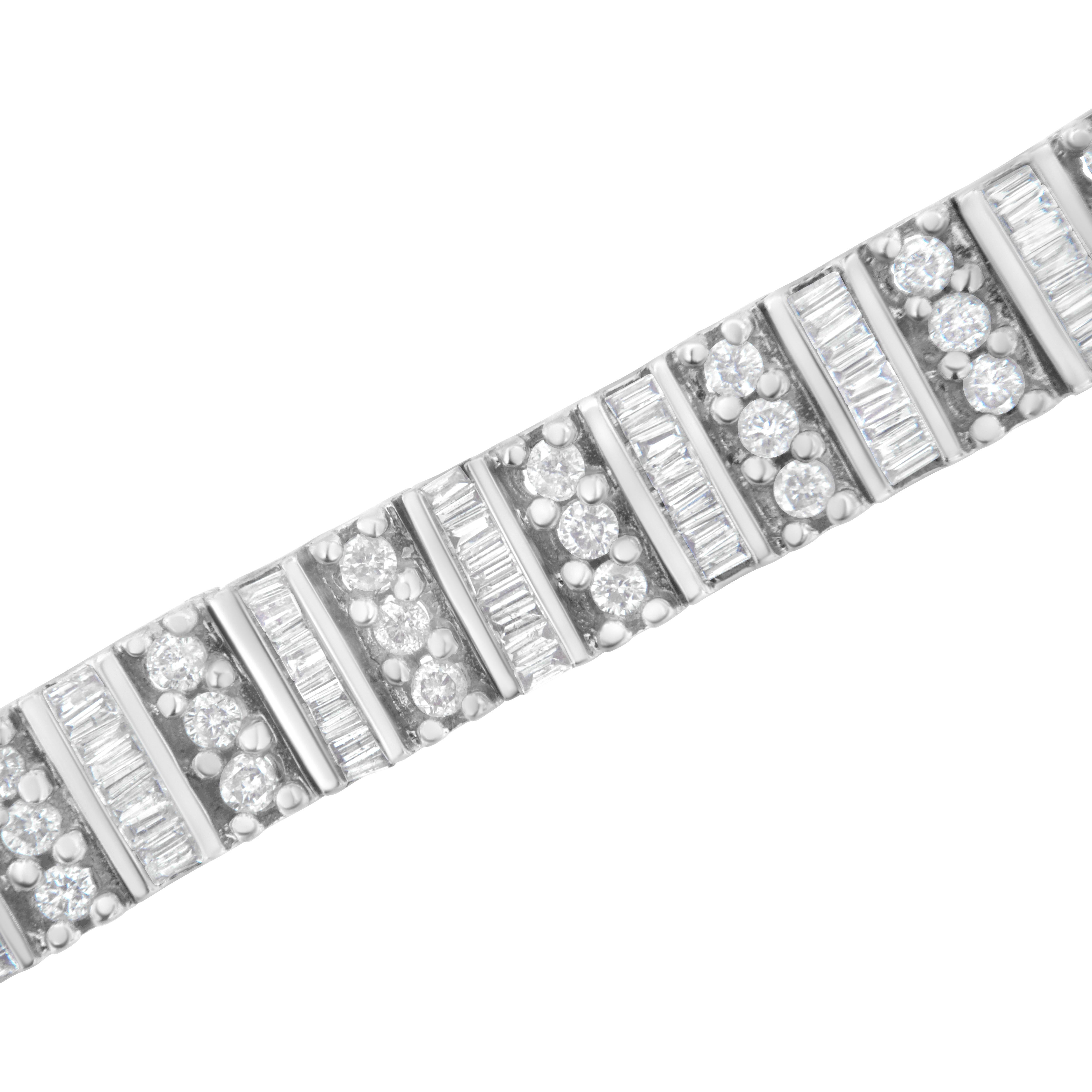 Tennisarmband aus 14 Karat Weißgold mit 4 7/8 Karat Baguette- und runden Diamanten im Brillantschliff (Moderne) im Angebot