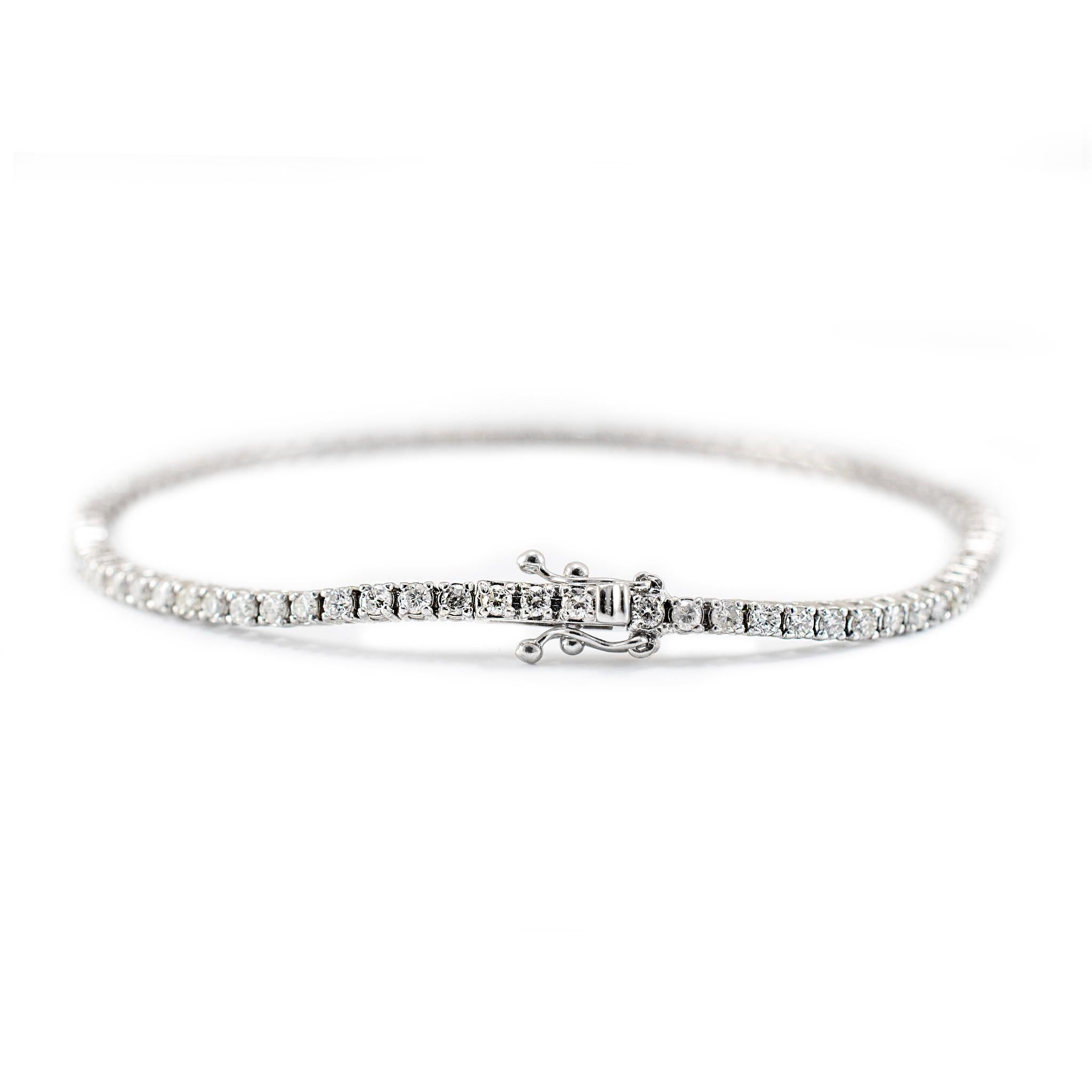 14K Weißgold Tennisarmband mit 4 Zacken und 1,57 Karat Diamanten (Rundschliff) im Angebot