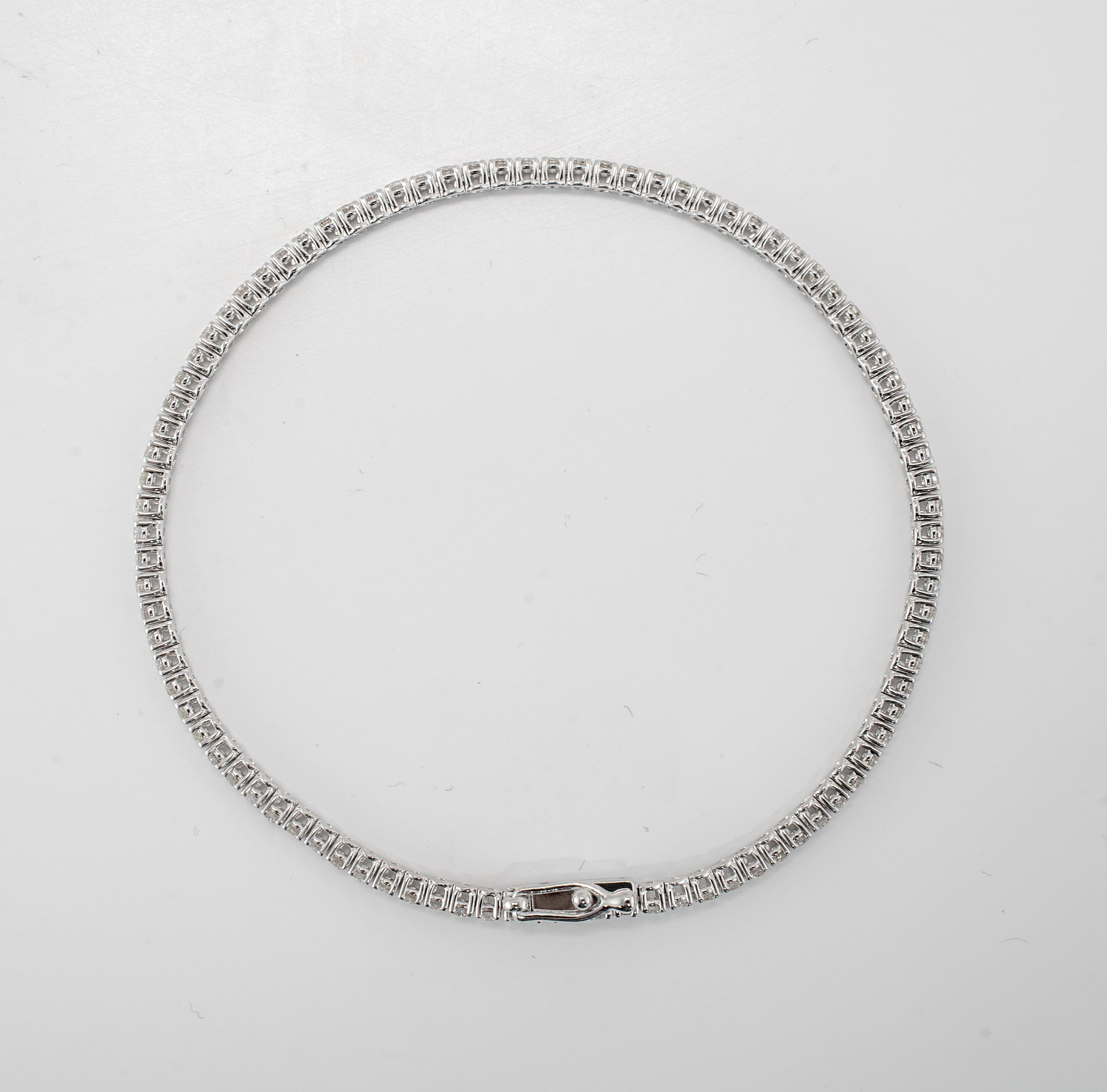 Round Cut 14K White Gold 4-Prong 2.51ct Diamond Tennis Bracelet For Sale