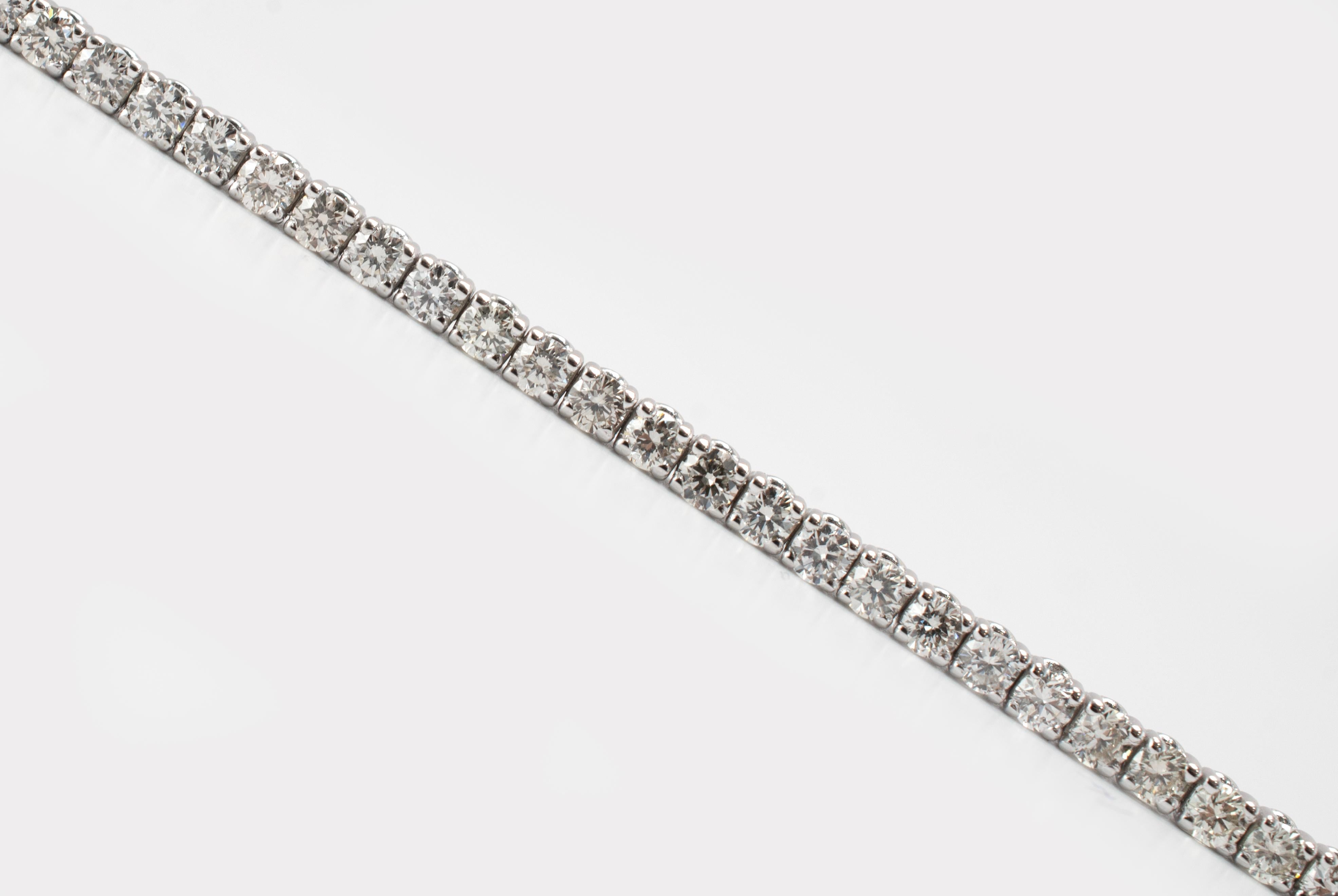 14K White Gold 4-Prong 2.51ct Diamond Tennis Bracelet In Excellent Condition For Sale In Houston, TX
