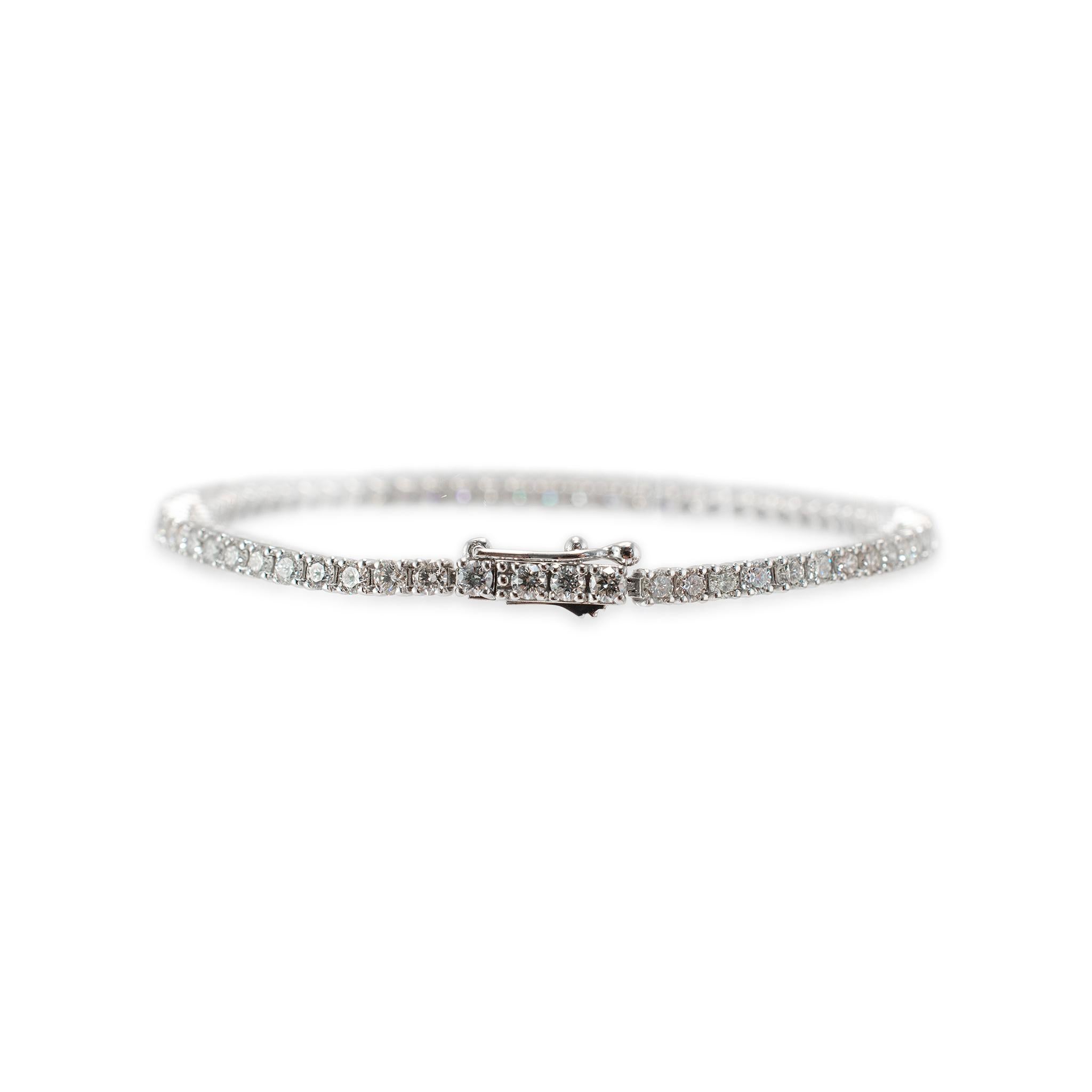 Genre : Femmes

Type de métal : Or blanc 14K

Longueur :  7.00 pouces

Poids : 7.40 grammes

Bracelet de tennis en or blanc 14K rhodié et diamants. Gravé avec 