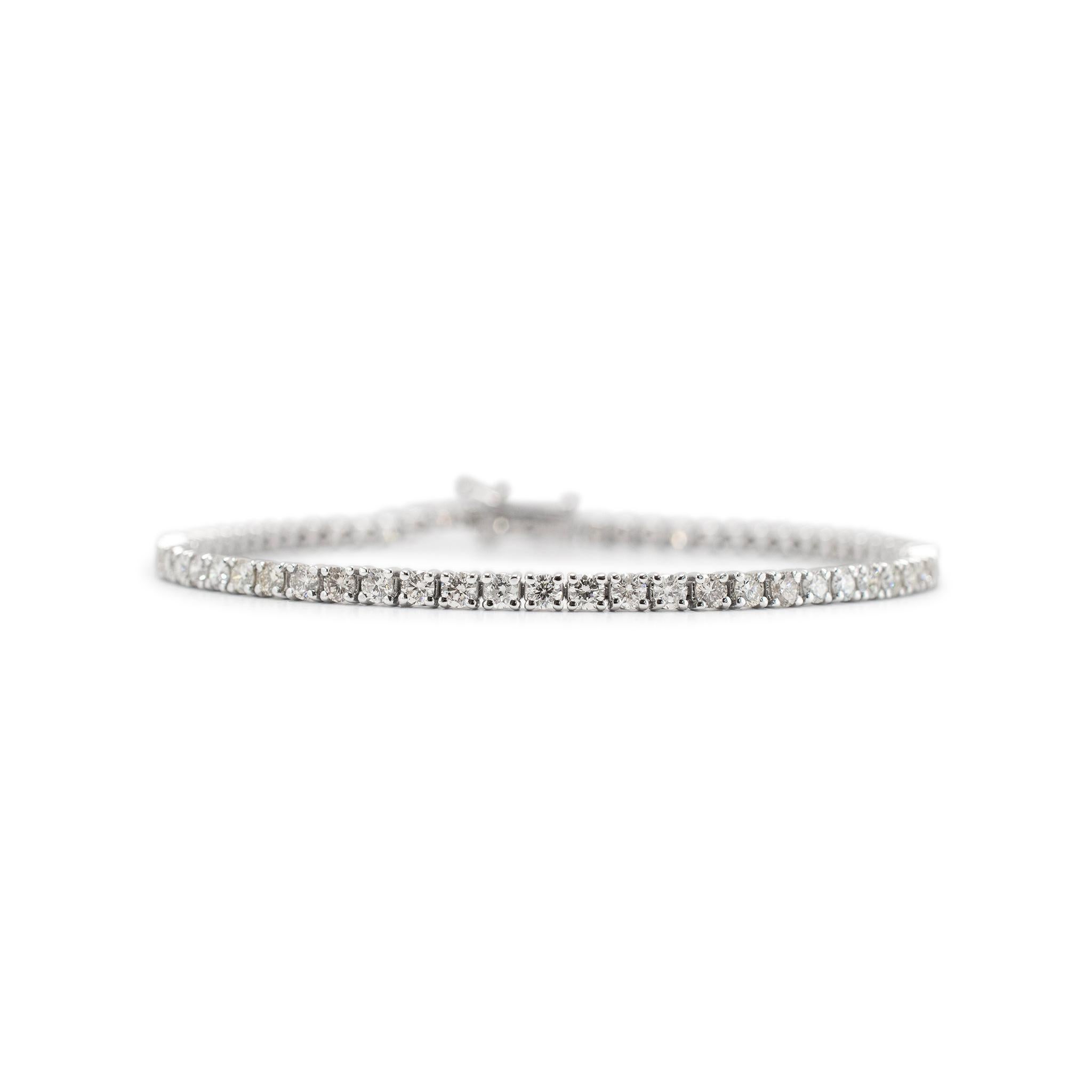 Genere: Donna

Tipo di metallo: oro bianco 14K

Lunghezza: 7,00 pollici

Peso: 7,50 grammi

Bracciale tennis con diamanti in oro bianco 14K placcato in rodio.  Inciso con 